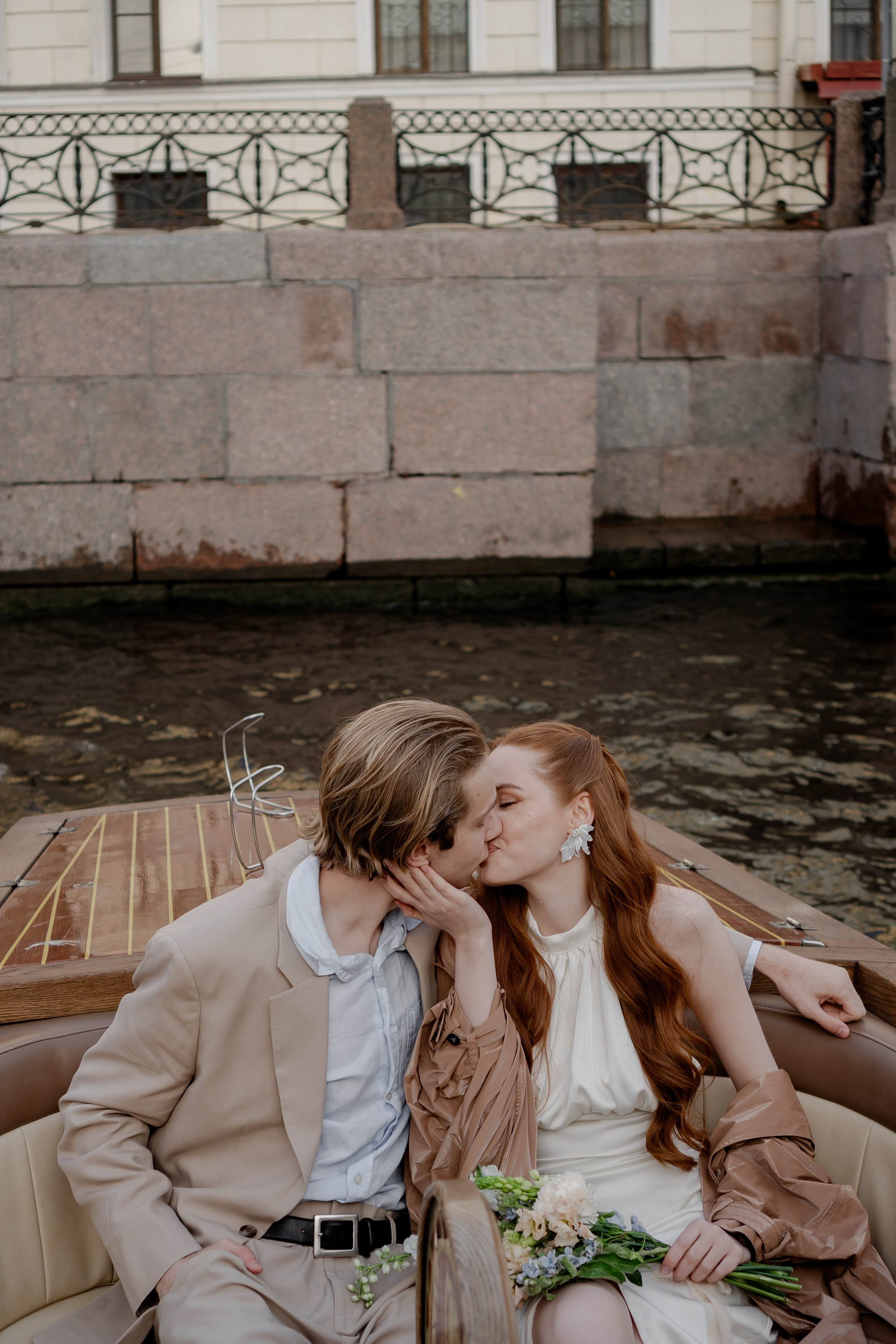 СВАДЕНБНАЯ СЬЕМКА НА КАТЕРЕ ПО КАНАЛАМ САНКТ-ПЕТЕРБУРГА И В АКВАТОРИИ НЕВЫ. Профессиональный фотограф, Санкт-Петербург — Виктория Богомолова