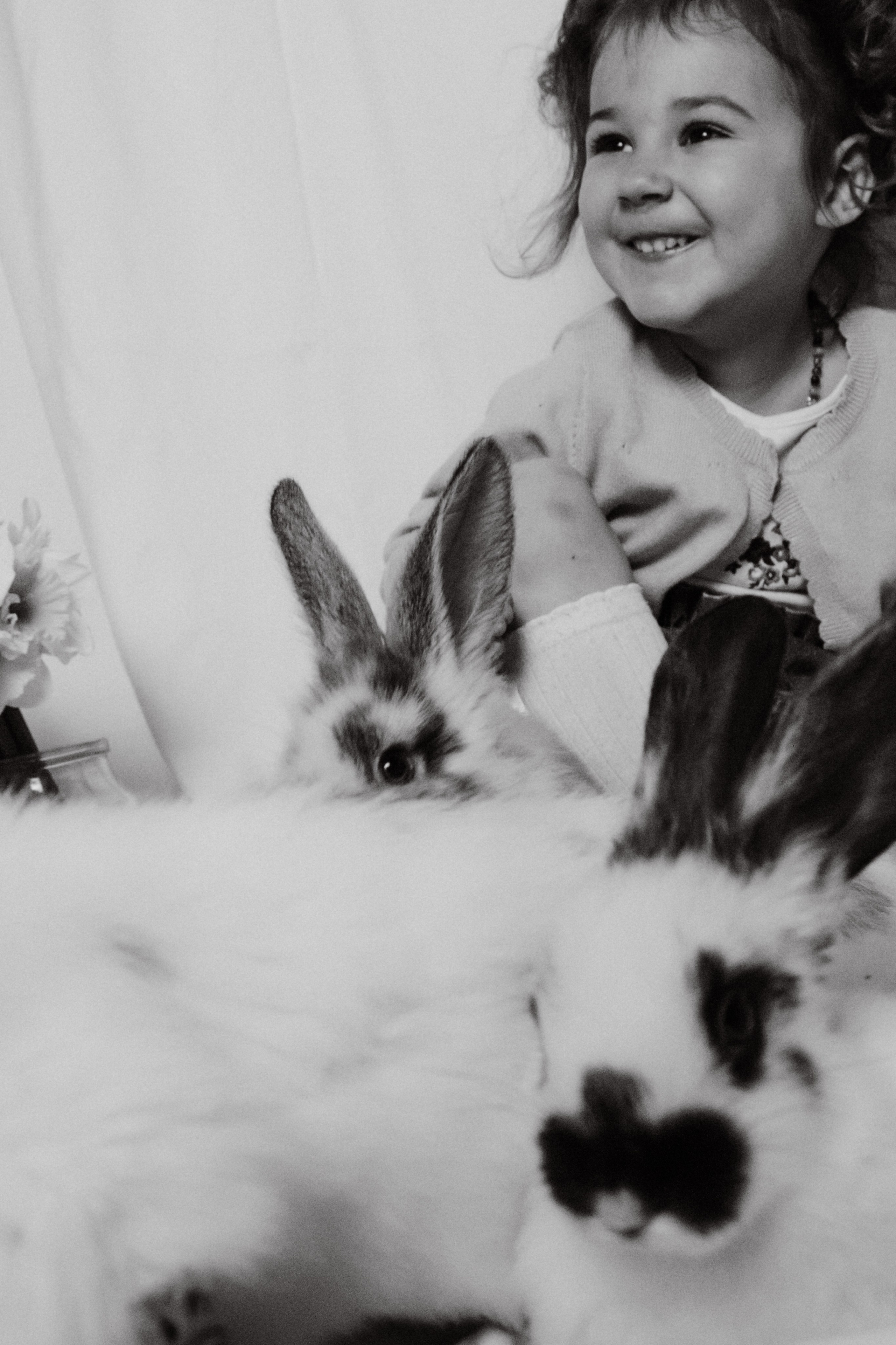 Мия и кролики. Inga Simonova | Семейный и детский фотограф