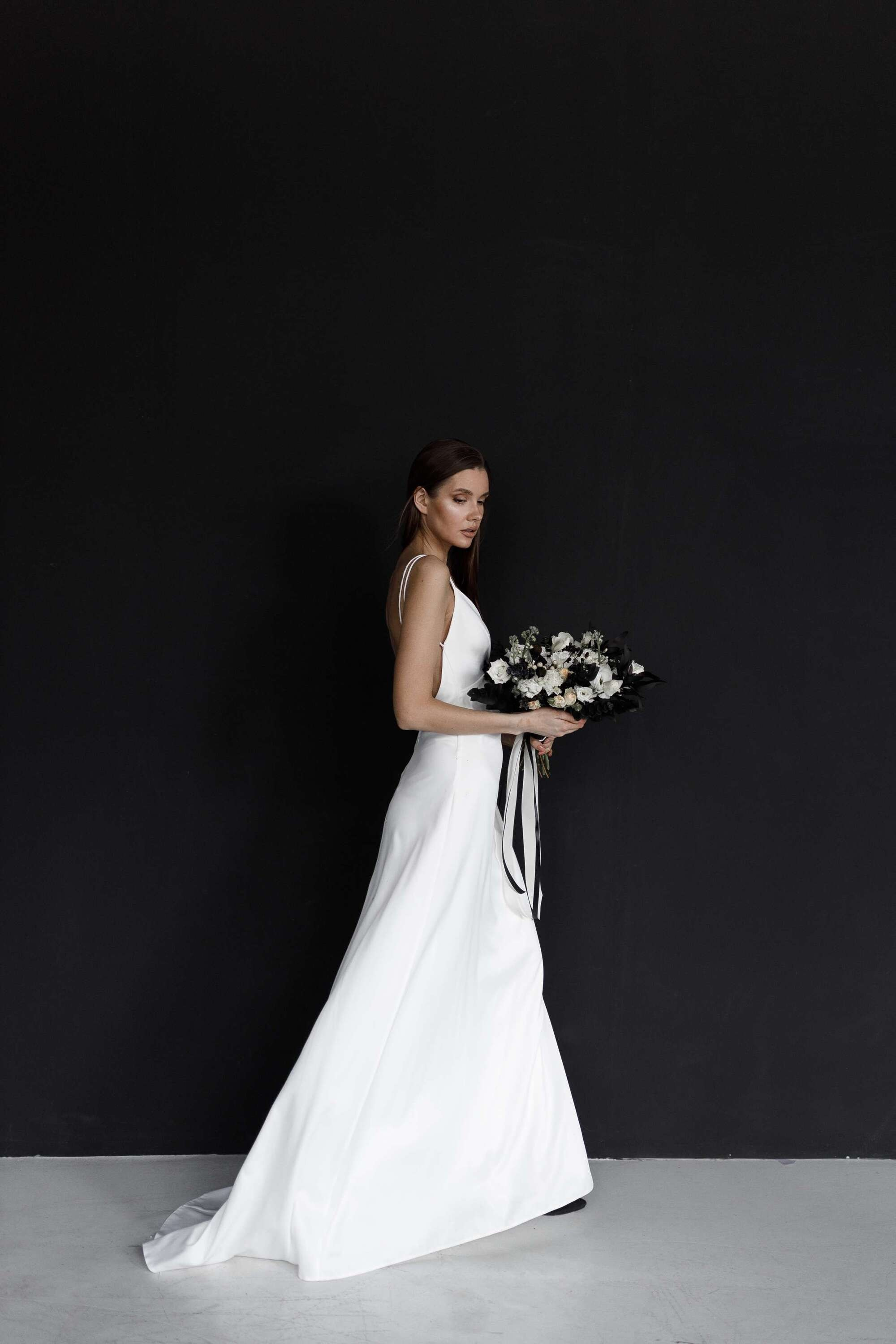 Невеста в темных тонах с черным букетом