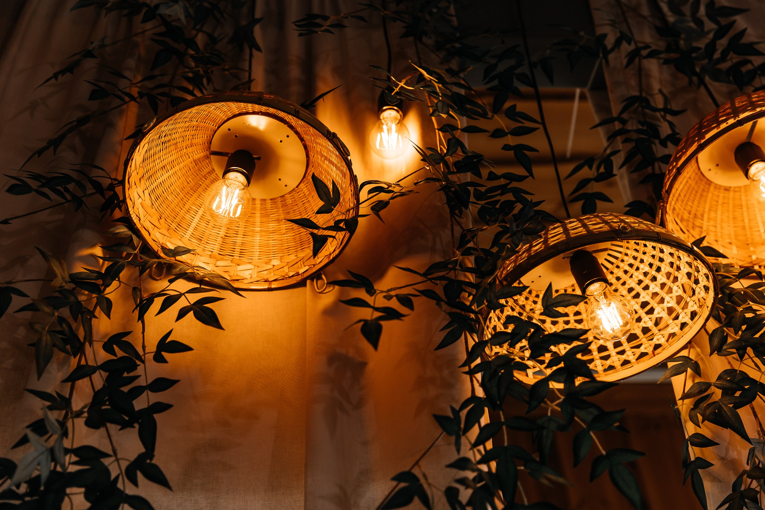 Здравствуйте! Я&nbsp;свадебный фотограф из&nbsp;Ульяновска, работаю в&nbsp;том числе по&nbsp;всей России и&nbsp;с&nbsp;выездом за&nbsp;границу. Снимаю свадьбы, lovestory, корпоративы, светский репортаж. Провожу обучение по&nbsp;фотографии, мастер-классы и&nbsp;воркшопы для других фотографов.