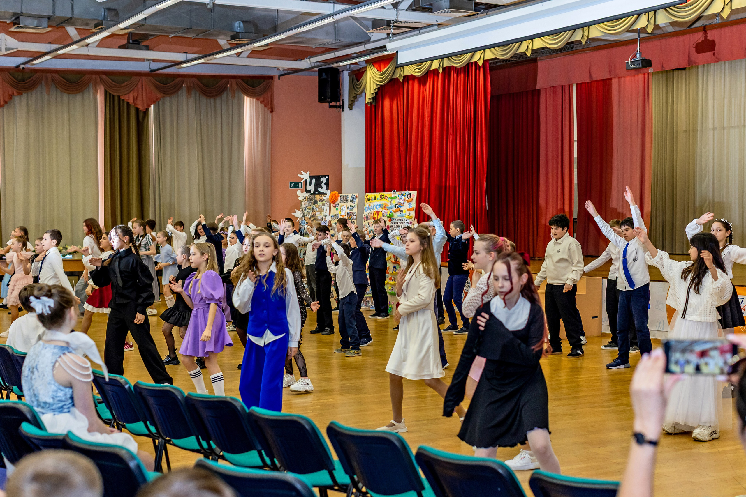 Выпускной праздник в начальной школе. Фотограф и видеограф Москва. Свадебный фотограф, видеограф. Выпускные альбомы. Оживающие альбомы