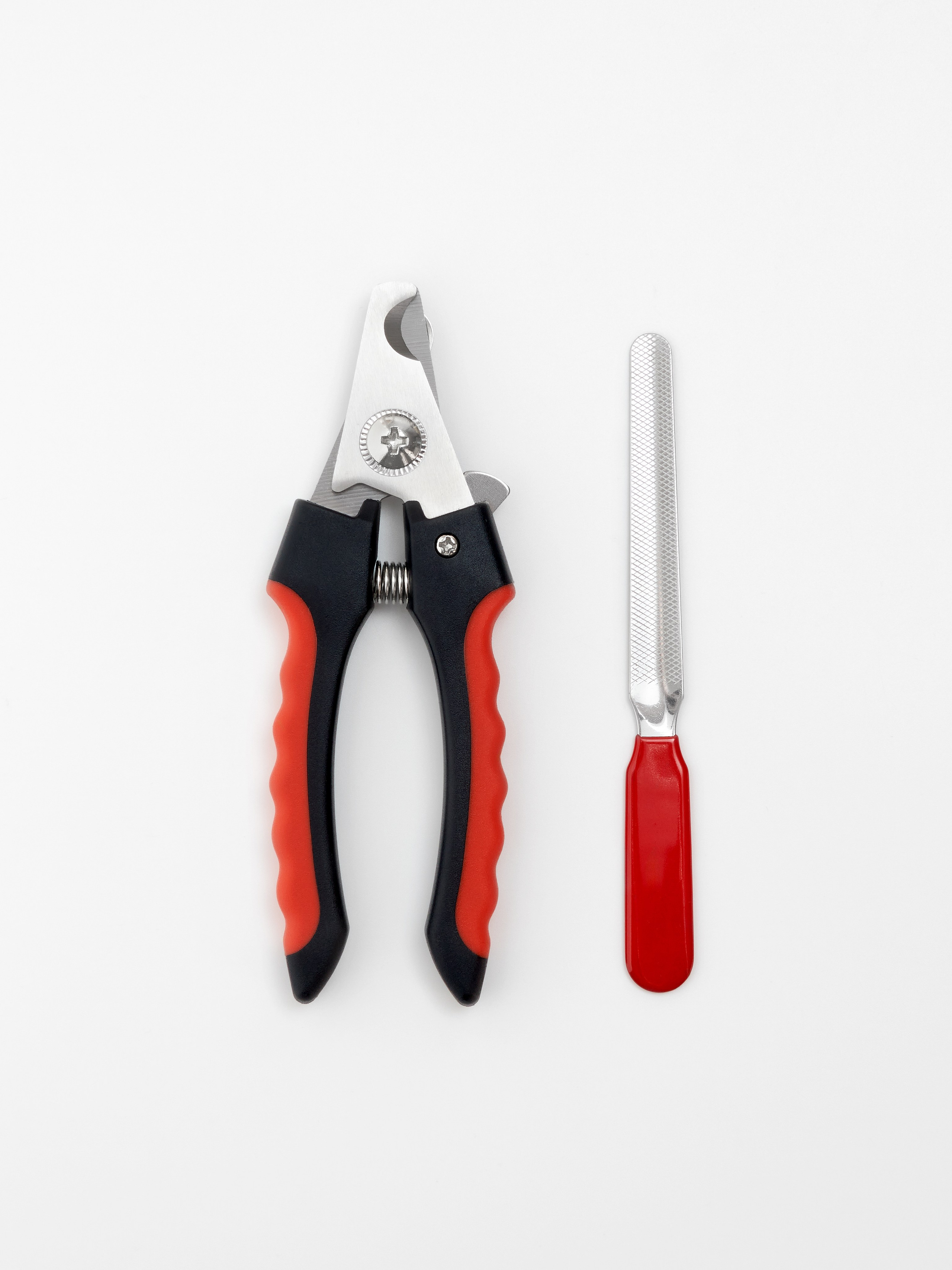 Предметная фотосъёмка красного когтереза с пилочкой для когтей для животных на белом фоне под инфографику для маркетплейсов