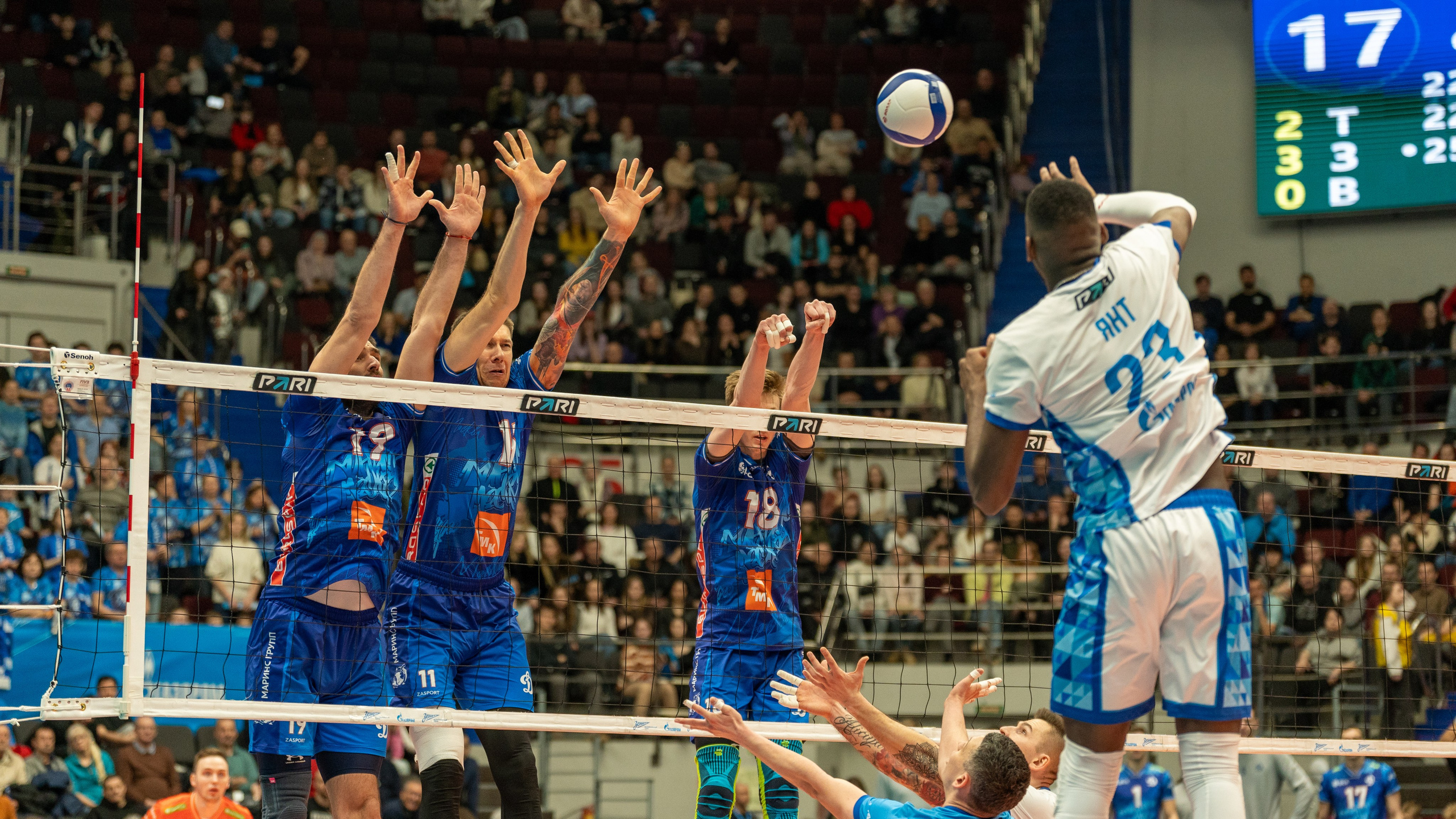 Янт атакует тройной блок «Динамо» — спортивная фотосъёмка с матча в Санкт-Петербурге, динамика и эмоции в кадре.