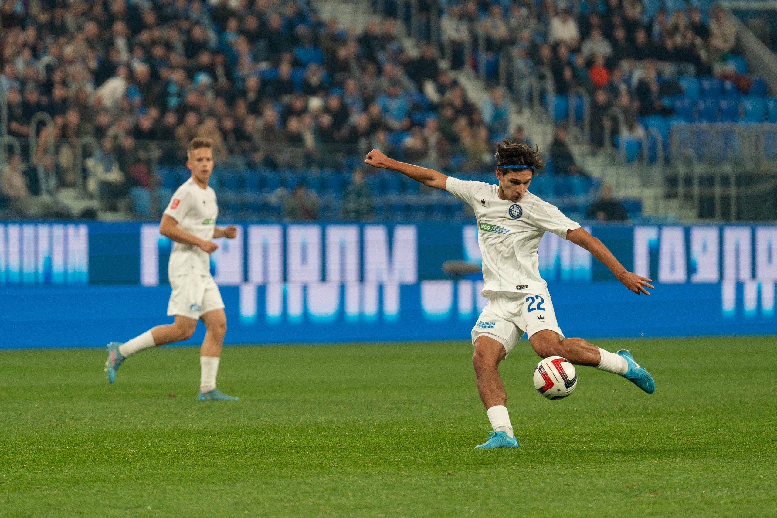 Игрок Оренбурга бьёт по мячу, спортивный фотограф Санкт-Петербург