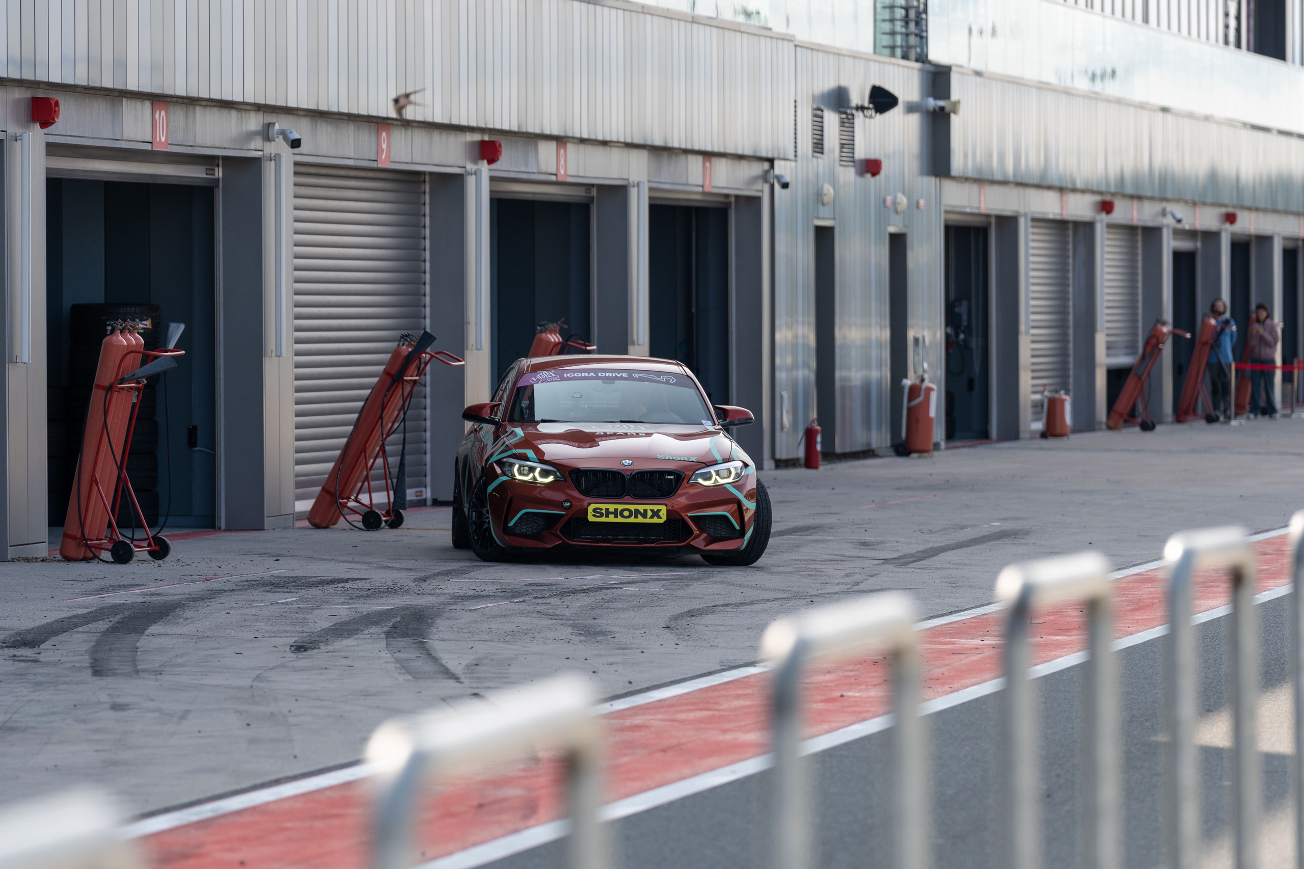 Гоночный BMW на пит-лейне автодрома Игора Драйв, спортивный фотограф Санкт-Петербург