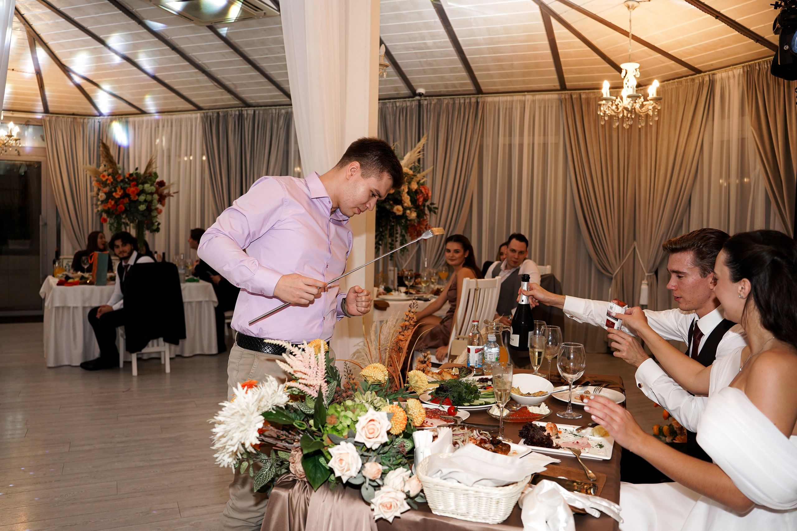 Свадебный банкет в беседке. Свадебный фотограф в Ростове-на-Дону. Таинство Крещения и Венчания, семейные фотосессии. Алёна Чёботова