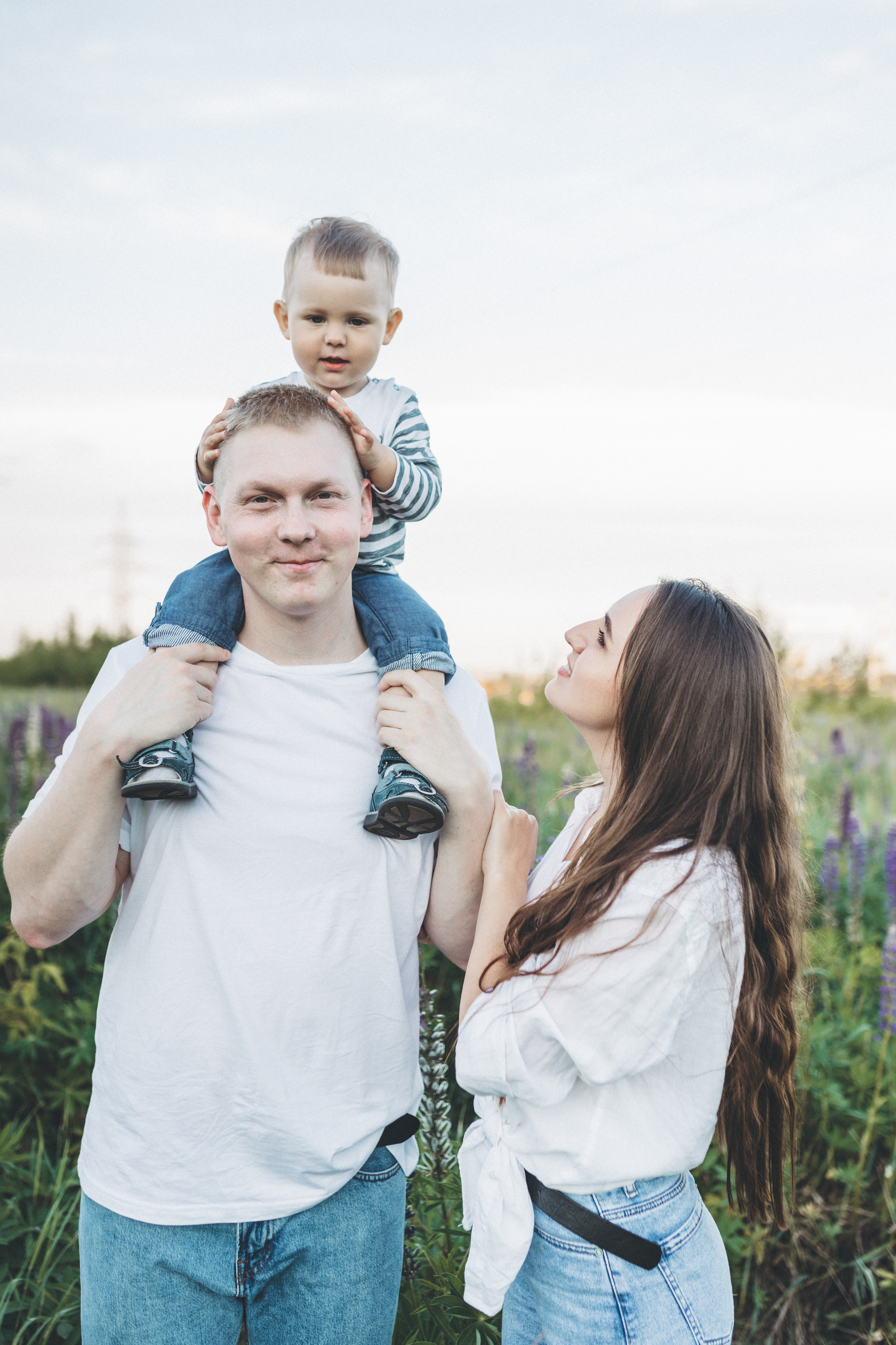 Прогулка по люпиновому полю с Лешей, Кристиной и Мишенькой. Мария Беседина. Фотография о любви