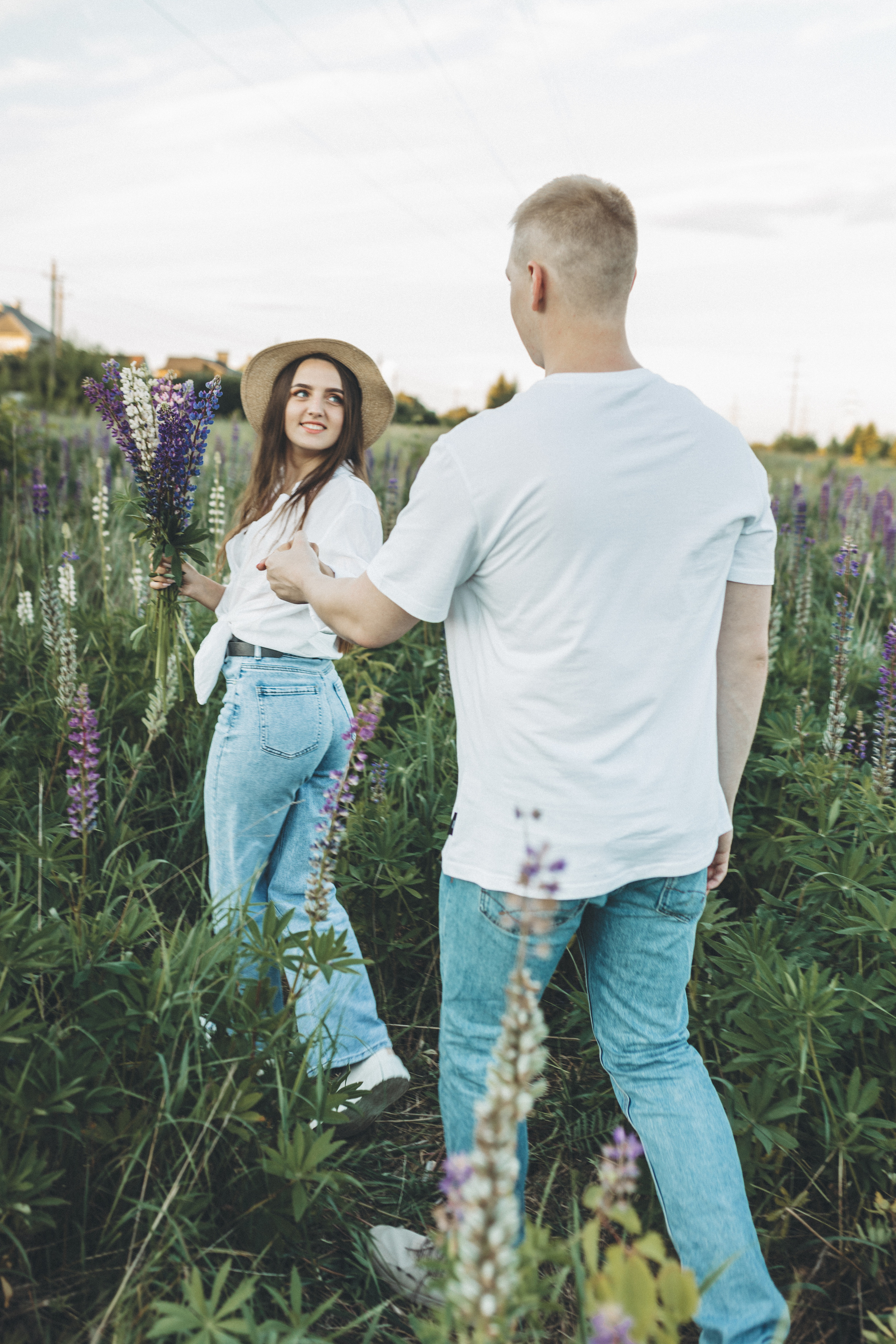 Прогулка по люпиновому полю с Лешей, Кристиной и Мишенькой. Мария Беседина. Фотография о любви