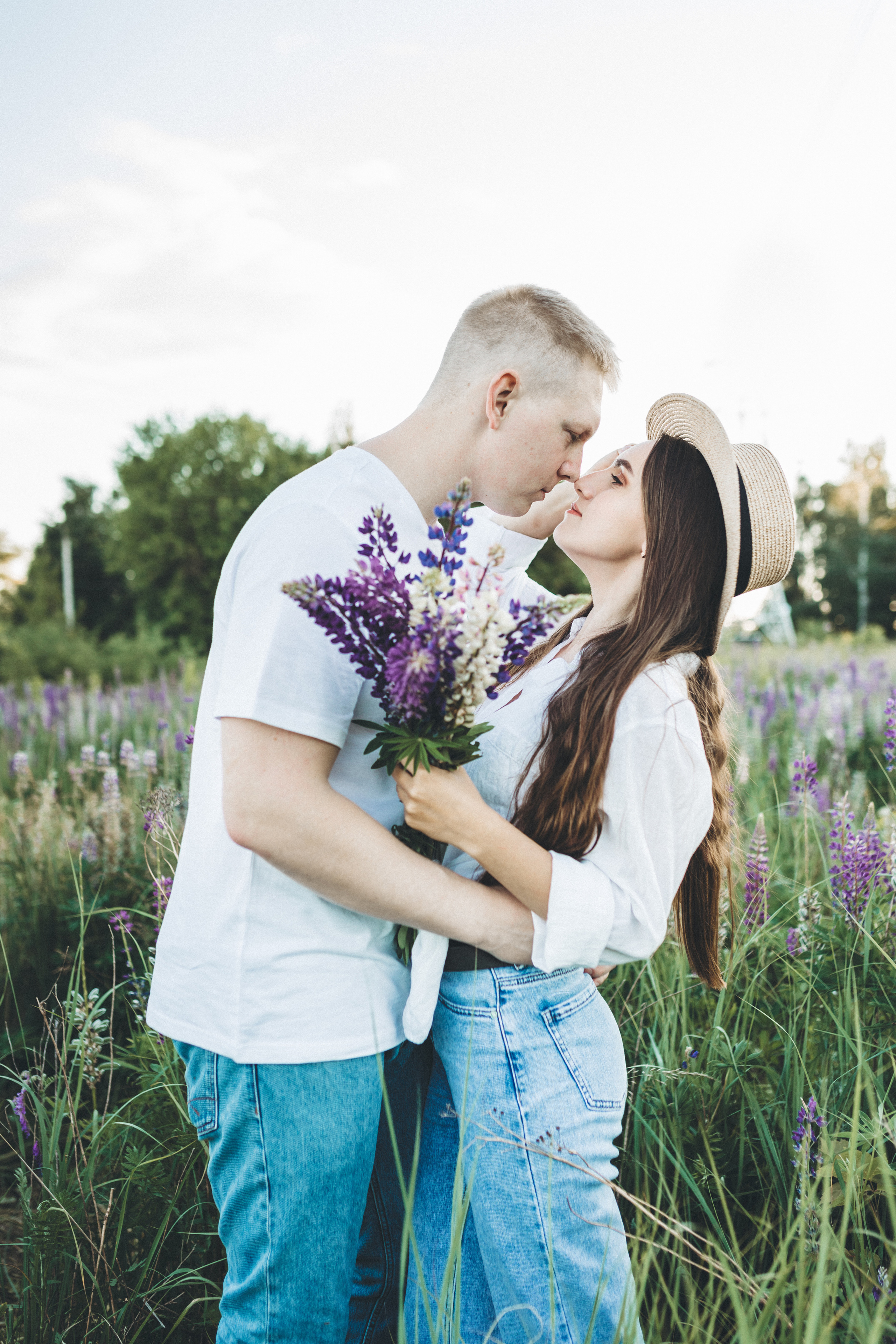 Прогулка по люпиновому полю с Лешей, Кристиной и Мишенькой. Мария Беседина. Фотография о любви