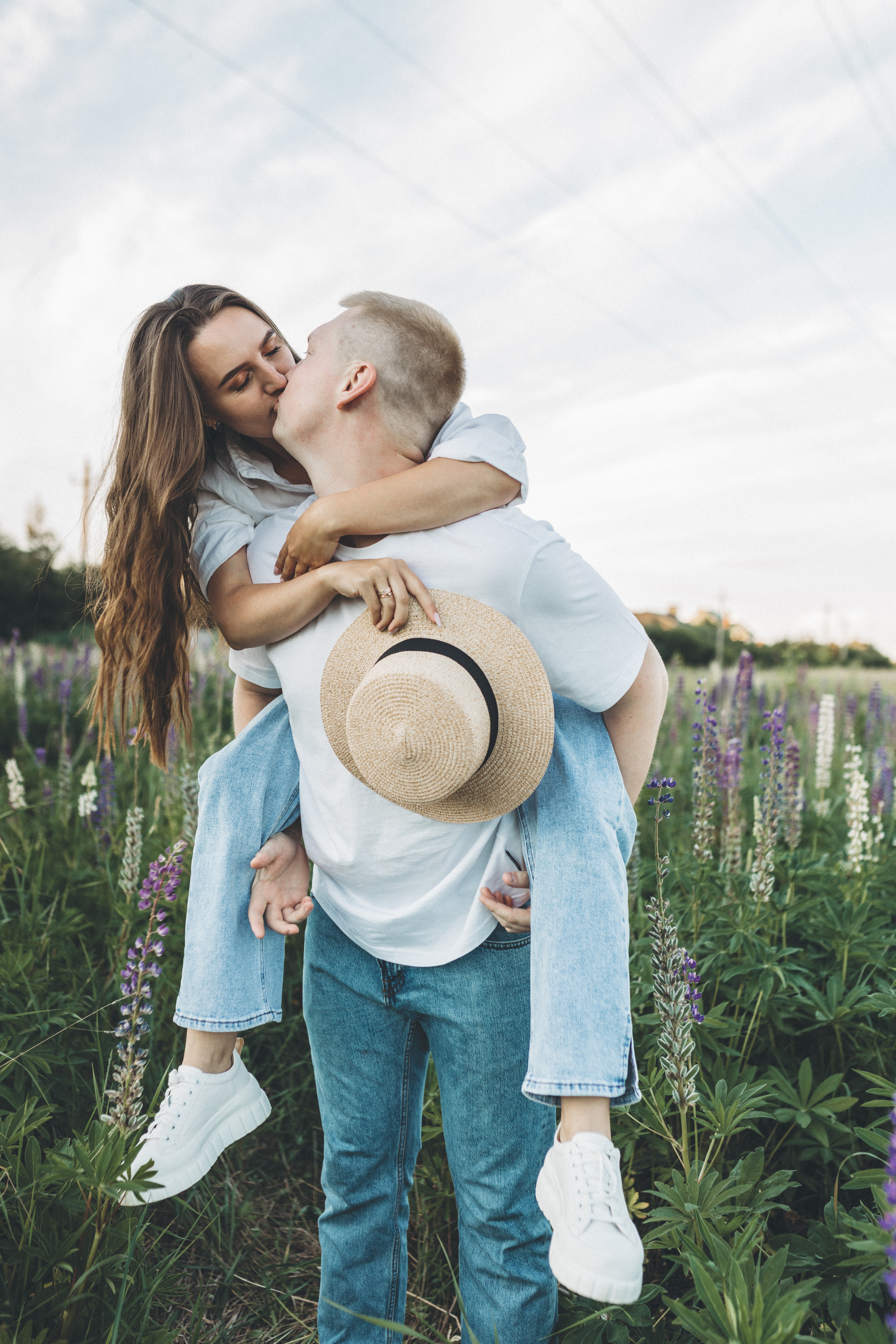 Прогулка по люпиновому полю с Лешей, Кристиной и Мишенькой. Мария Беседина. Фотография о любви