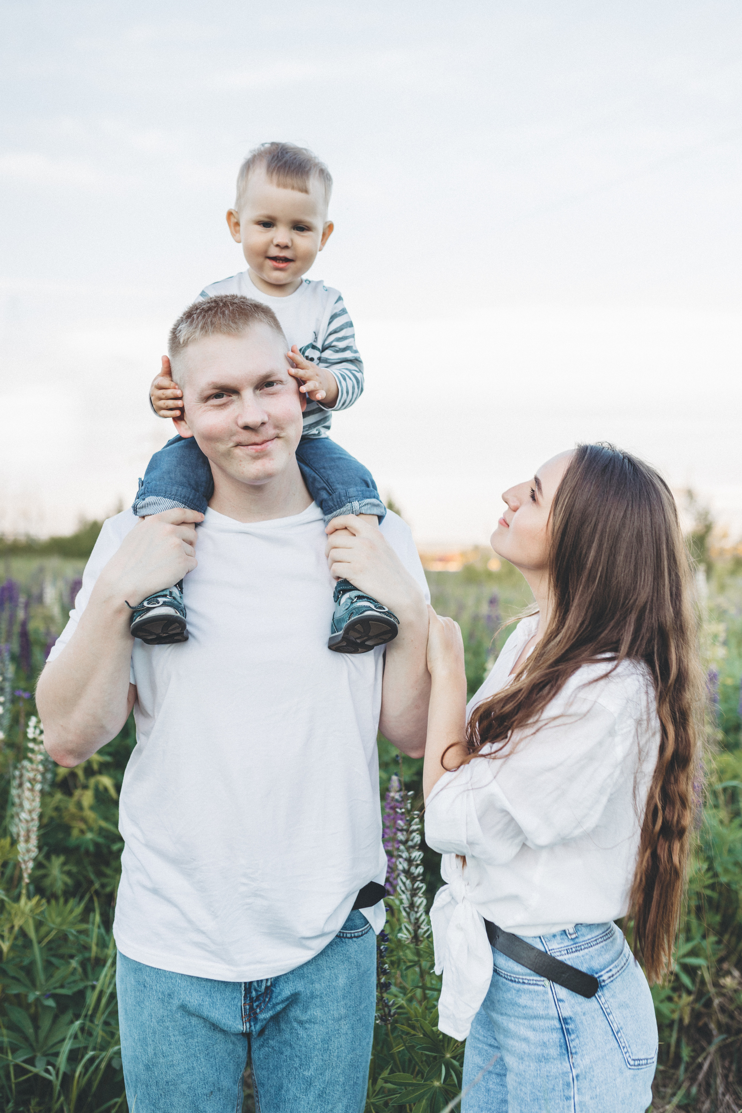 Прогулка по люпиновому полю с Лешей, Кристиной и Мишенькой. Мария Беседина. Фотография о любви