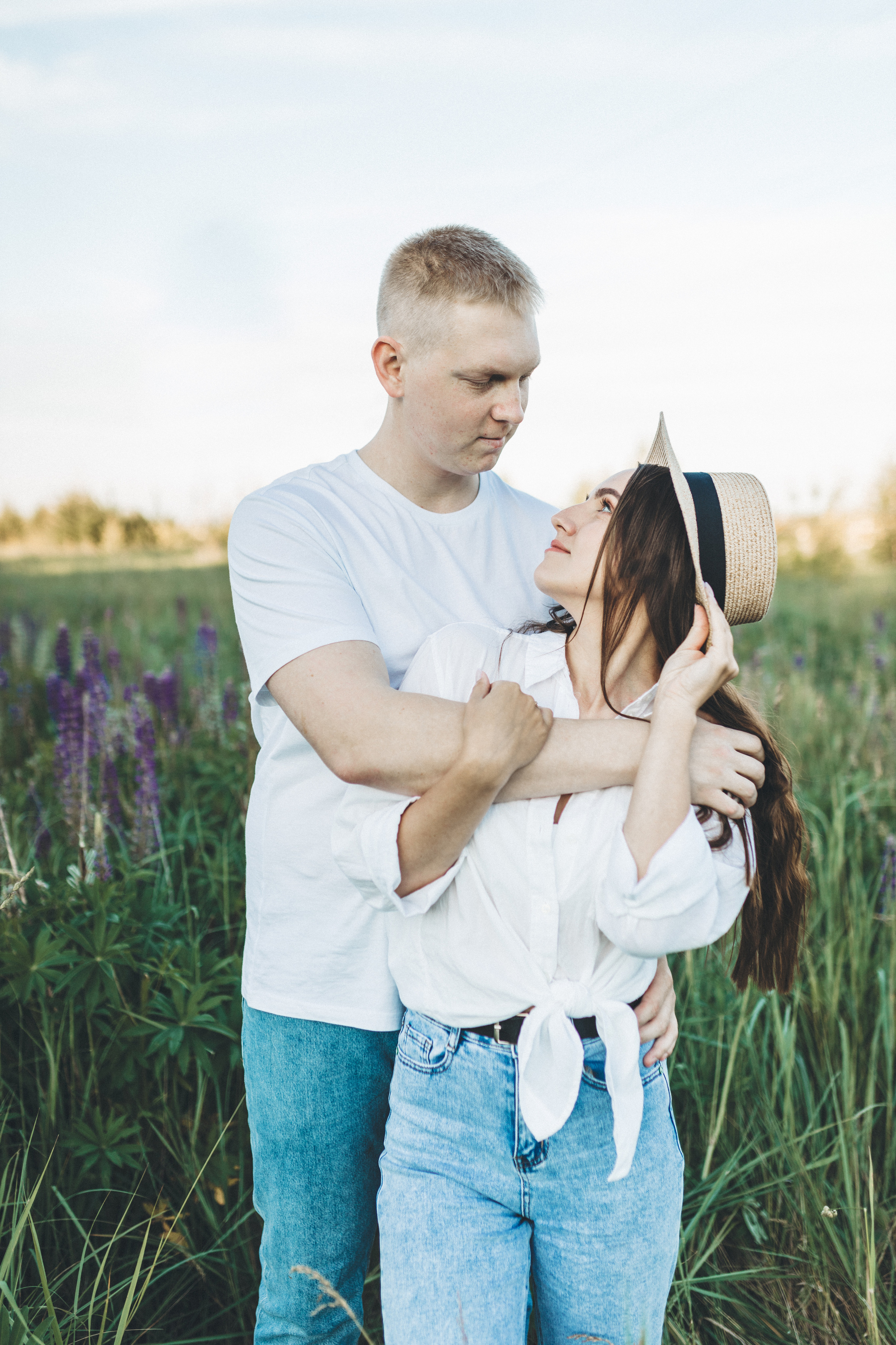 Прогулка по люпиновому полю с Лешей, Кристиной и Мишенькой. Мария Беседина. Фотография о любви