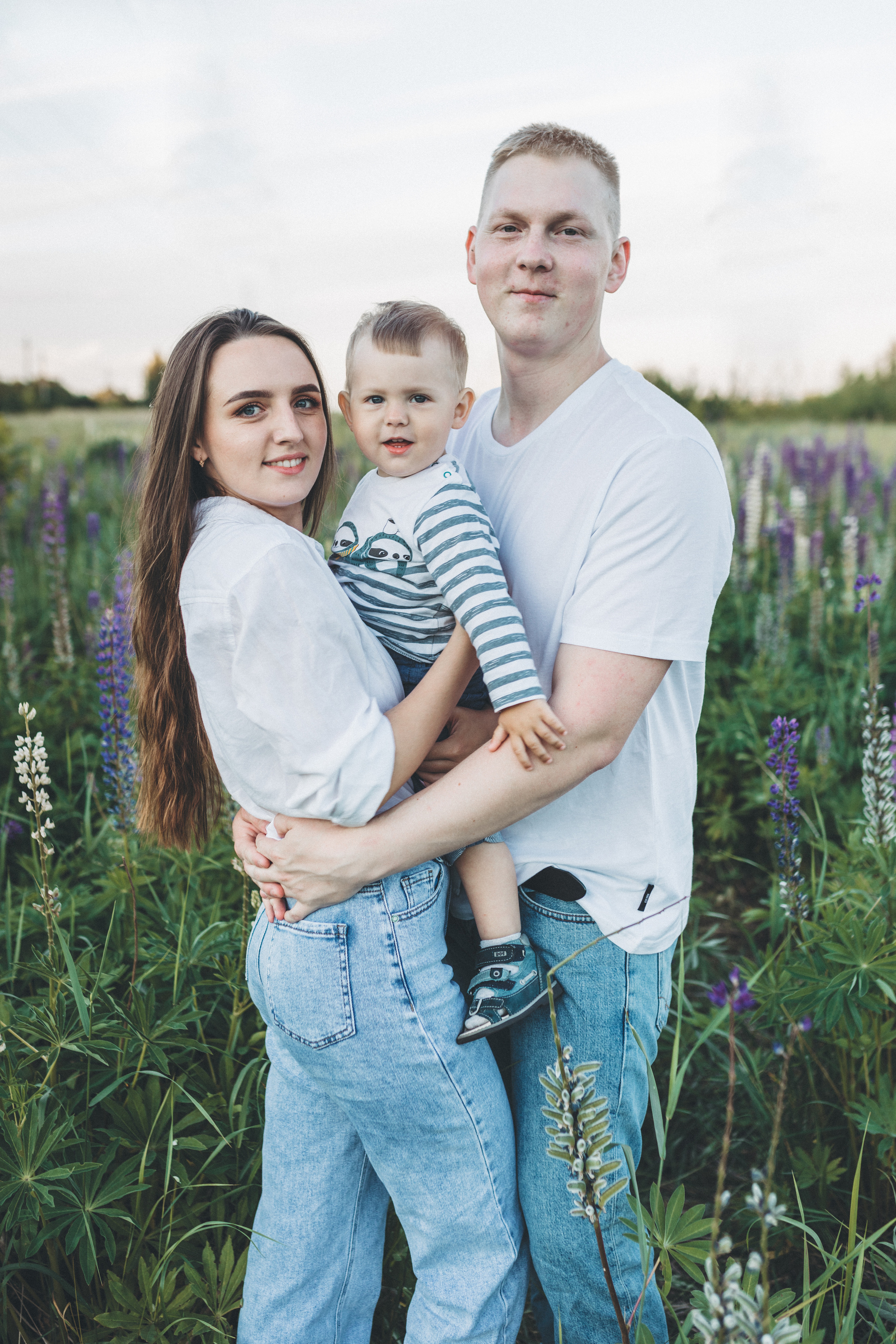 Прогулка по люпиновому полю с Лешей, Кристиной и Мишенькой. Мария Беседина. Фотография о любви