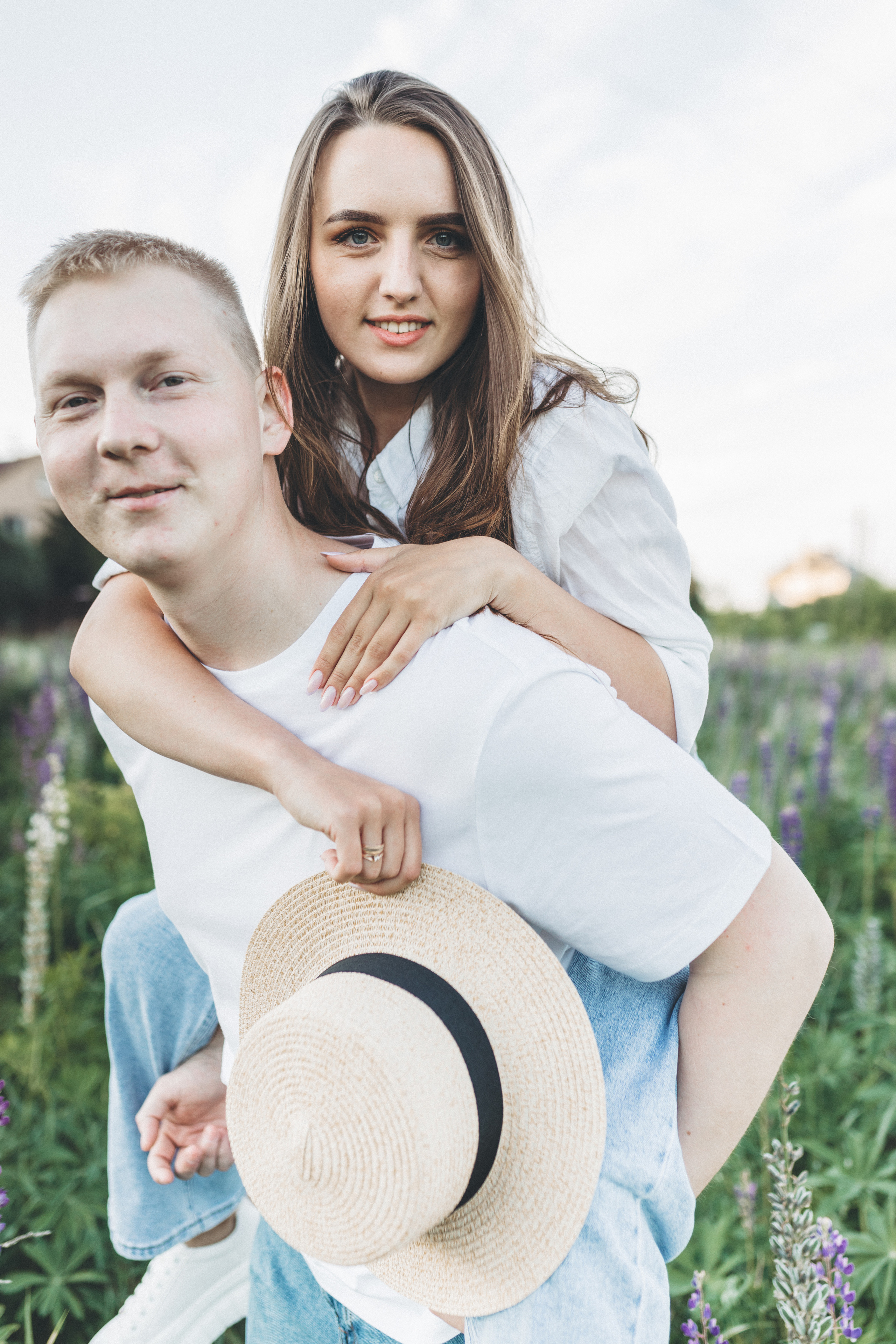 Прогулка по люпиновому полю с Лешей, Кристиной и Мишенькой. Мария Беседина. Фотография о любви