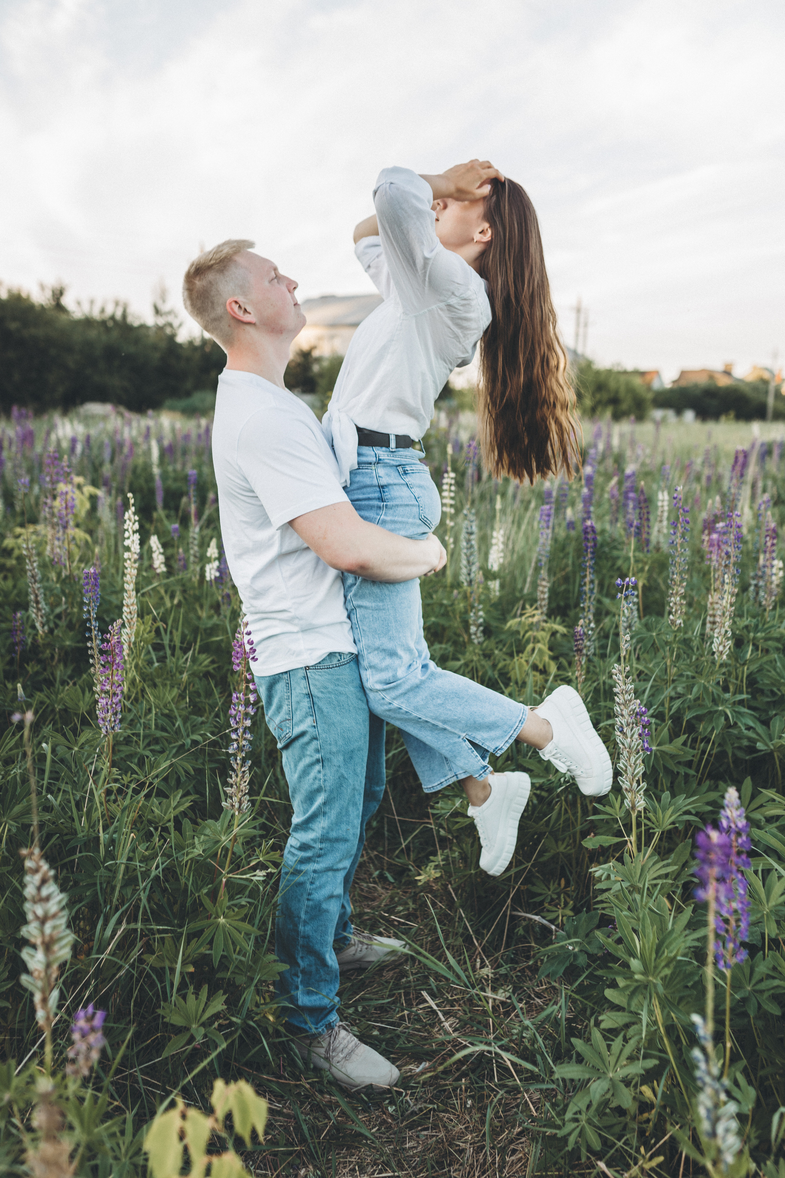 Прогулка по люпиновому полю с Лешей, Кристиной и Мишенькой. Мария Беседина. Фотография о любви