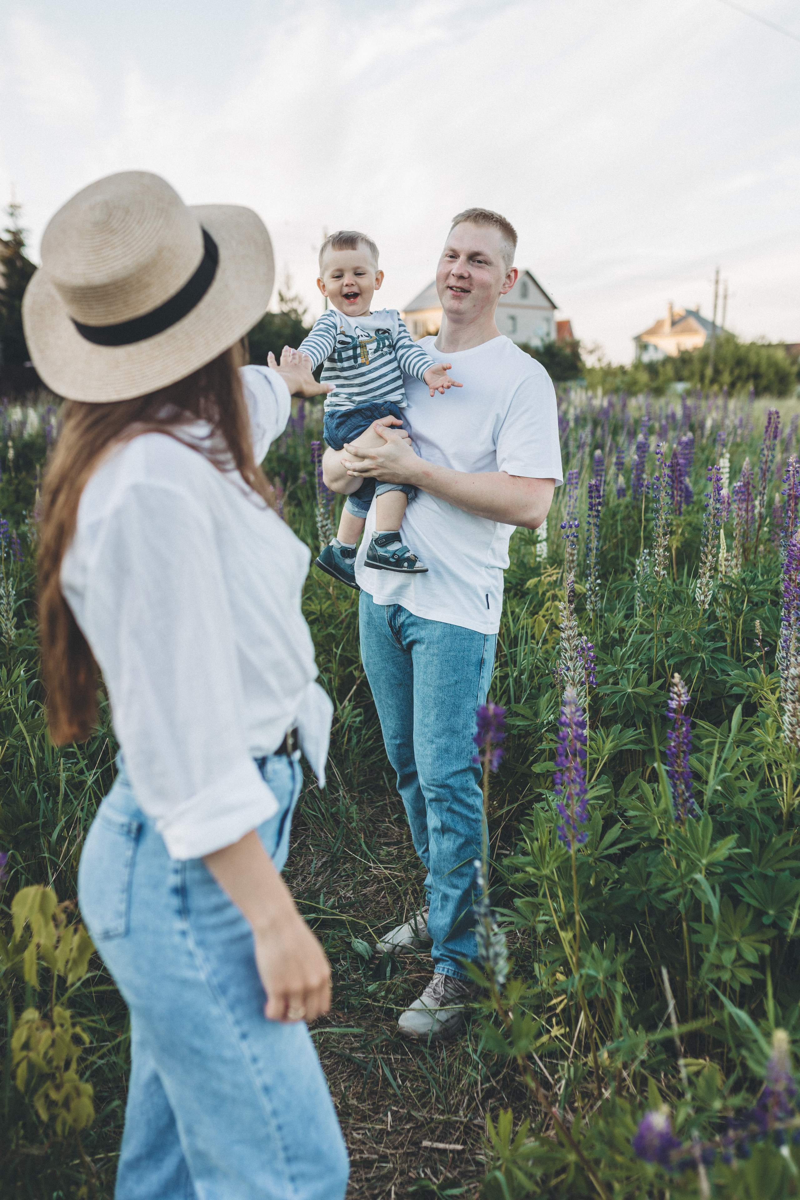 Прогулка по люпиновому полю с Лешей, Кристиной и Мишенькой. Мария Беседина. Фотография о любви