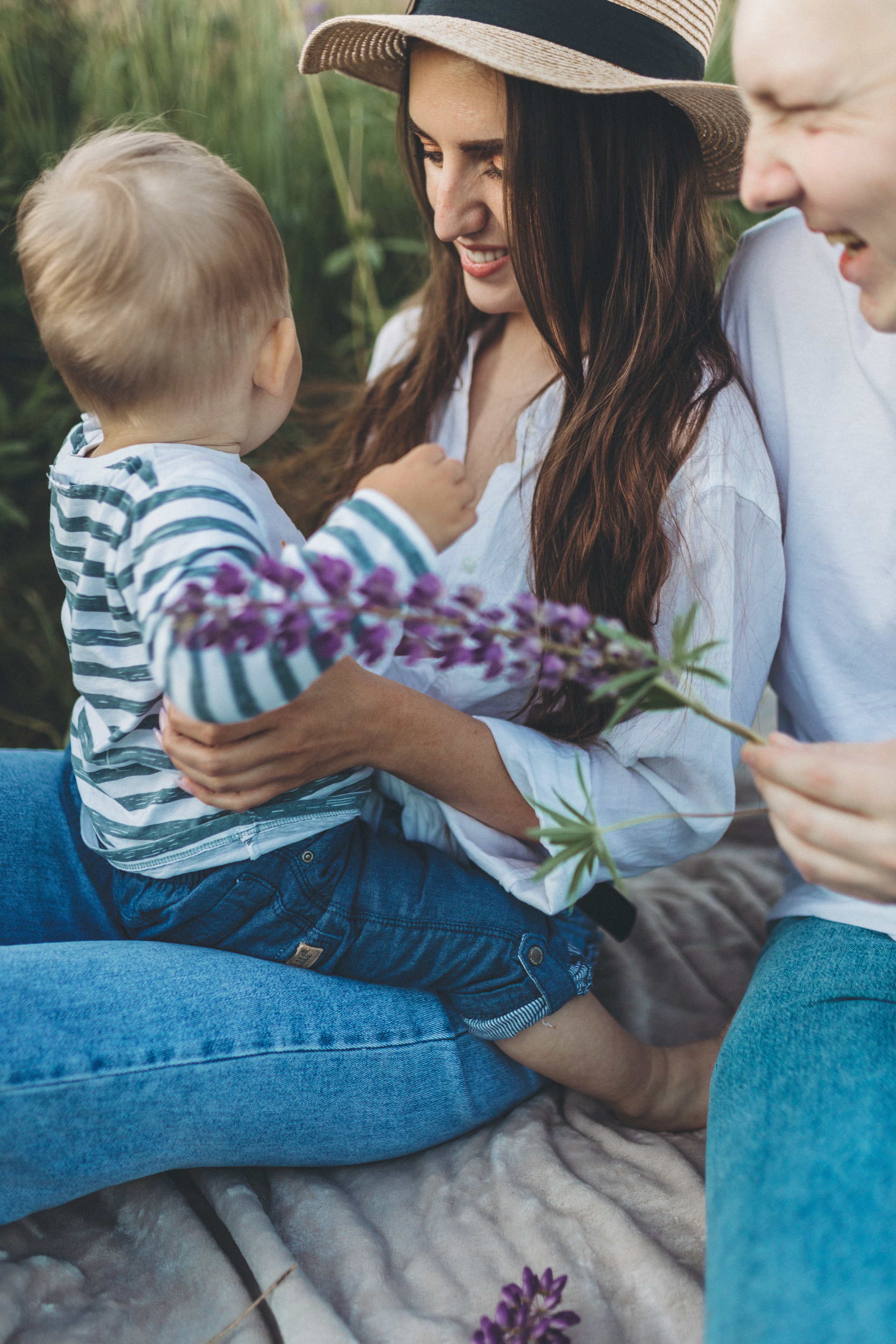 Прогулка по люпиновому полю с Лешей, Кристиной и Мишенькой. Мария Беседина. Фотография о любви