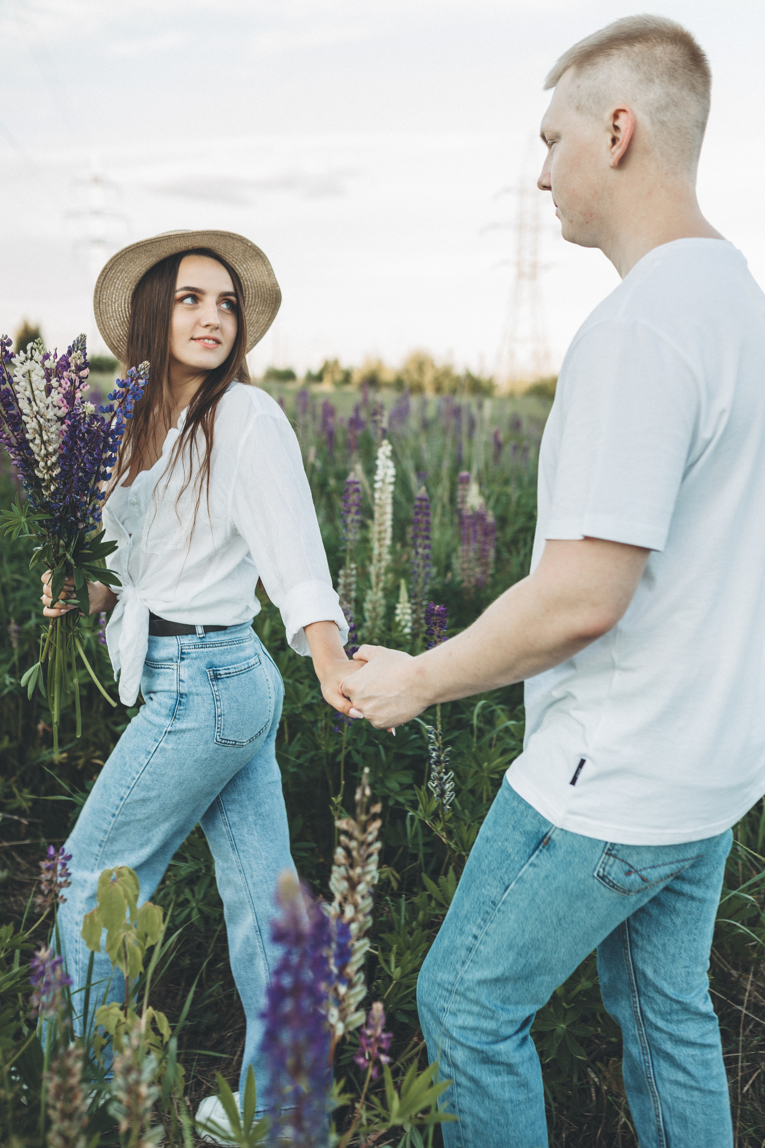 Прогулка по люпиновому полю с Лешей, Кристиной и Мишенькой. Мария Беседина. Фотография о любви