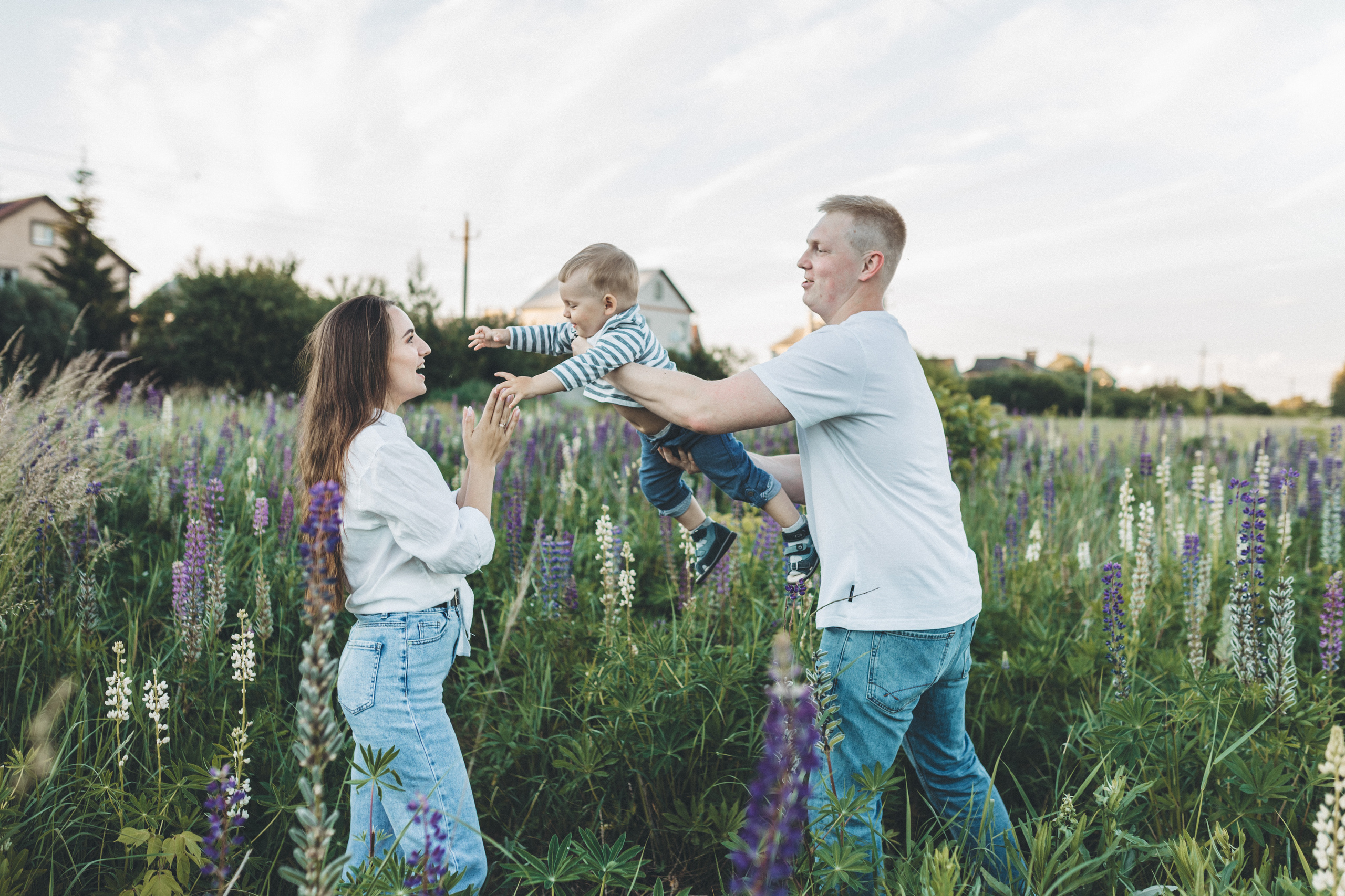 Прогулка по люпиновому полю с Лешей, Кристиной и Мишенькой. Мария Беседина. Фотография о любви
