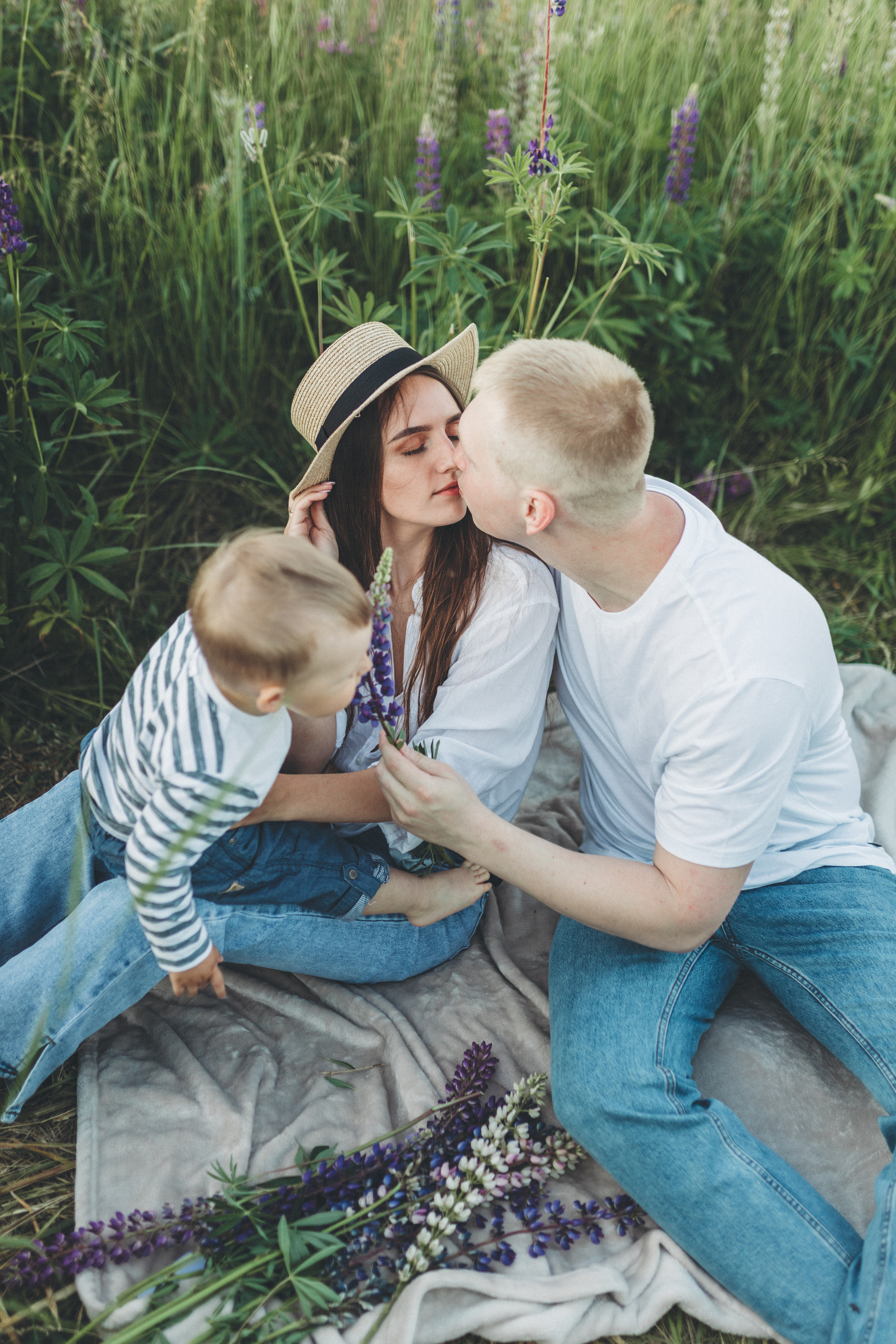 Прогулка по люпиновому полю с Лешей, Кристиной и Мишенькой. Мария Беседина. Фотография о любви
