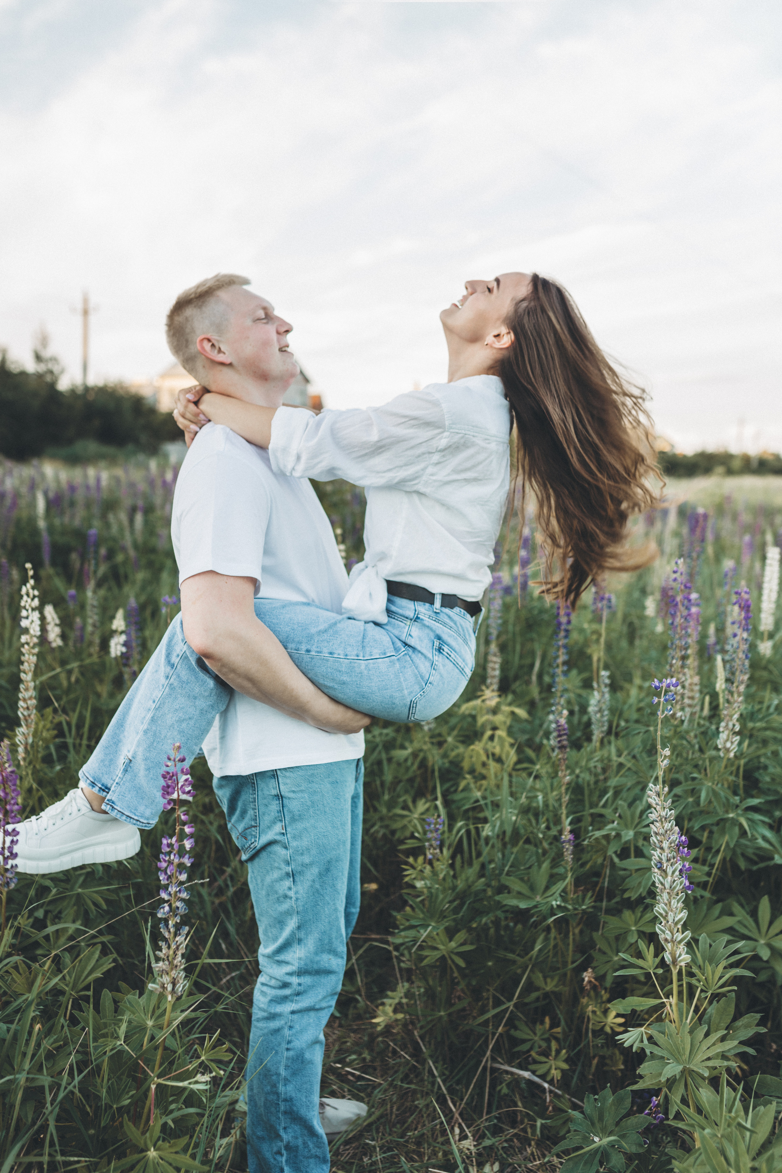 Прогулка по люпиновому полю с Лешей, Кристиной и Мишенькой. Мария Беседина. Фотография о любви