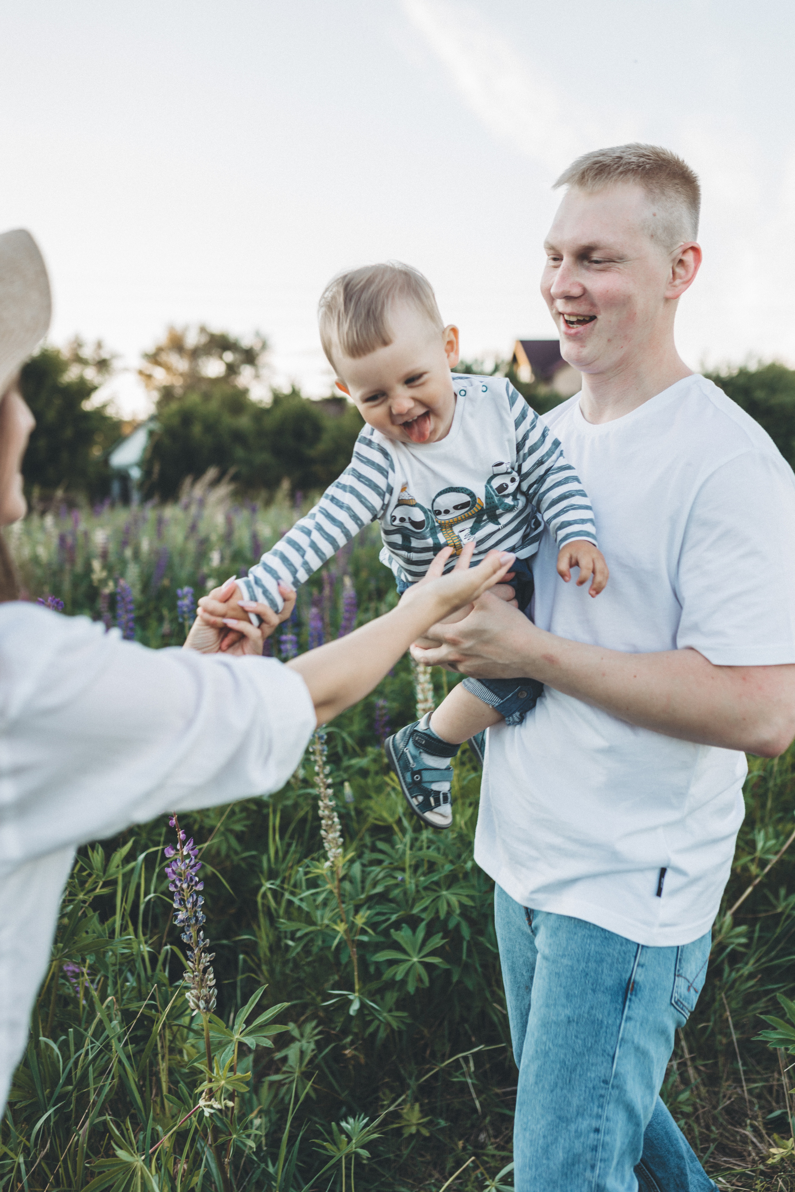 Прогулка по люпиновому полю с Лешей, Кристиной и Мишенькой. Мария Беседина. Фотография о любви