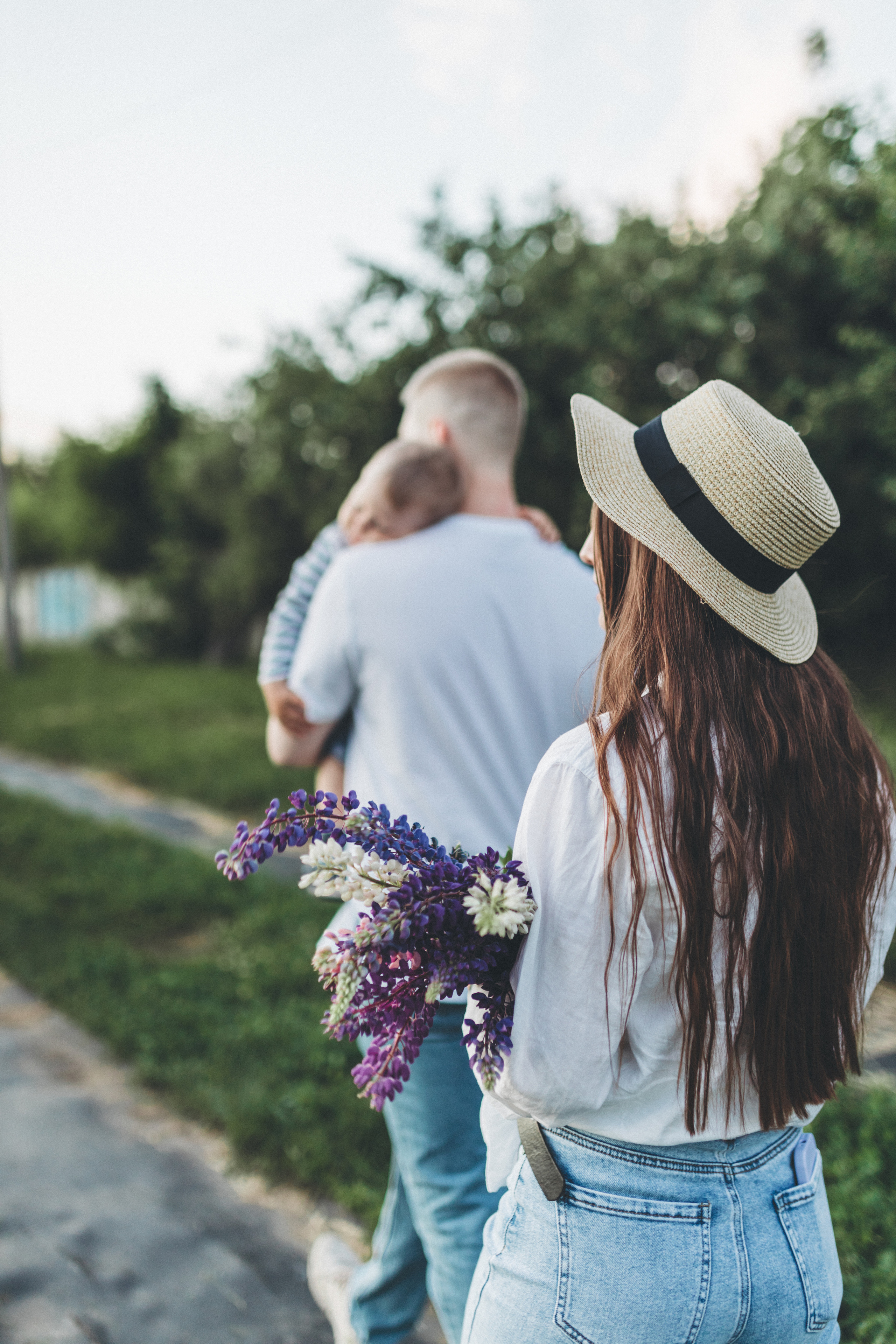 Прогулка по люпиновому полю с Лешей, Кристиной и Мишенькой. Мария Беседина. Фотография о любви