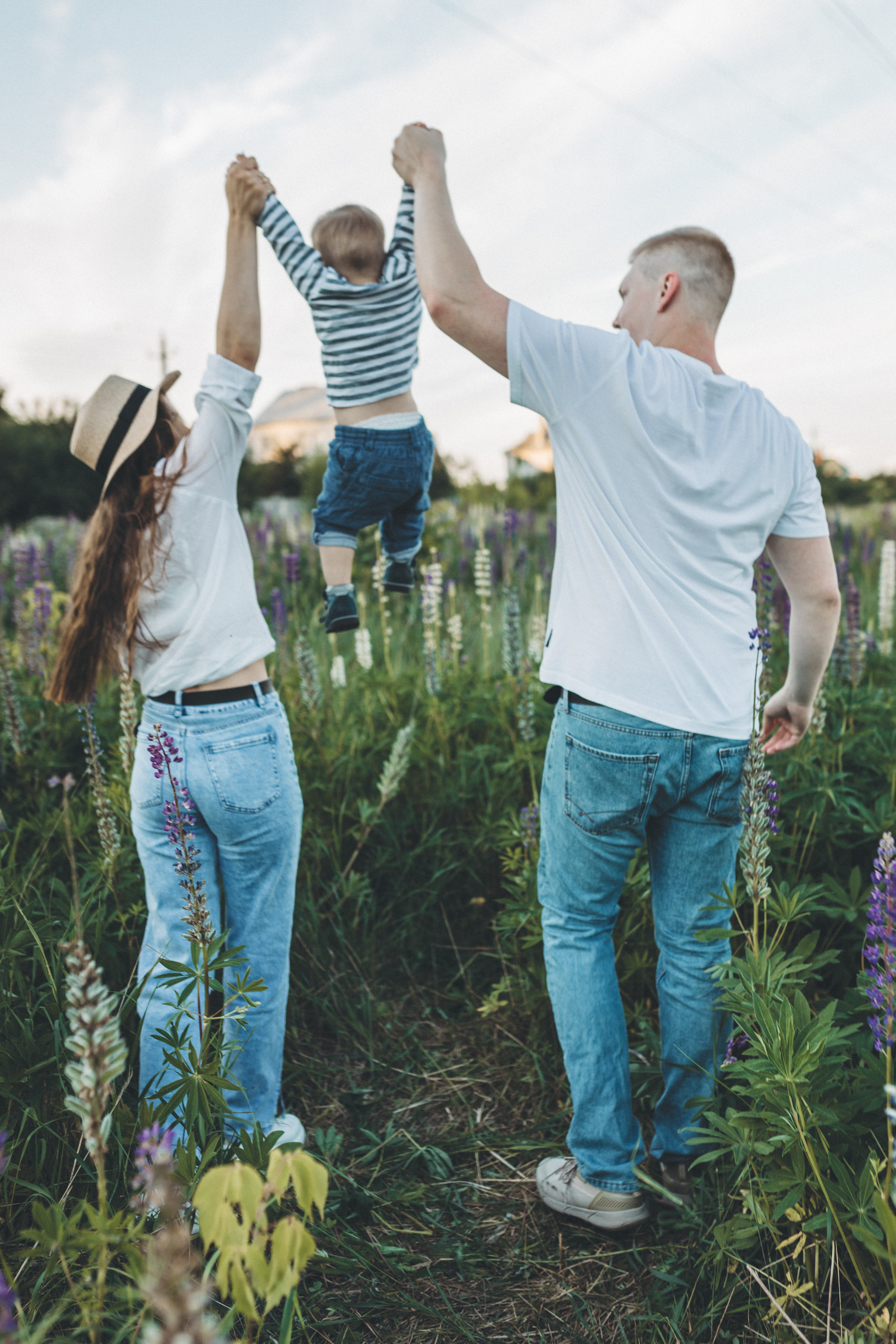 Прогулка по люпиновому полю с Лешей, Кристиной и Мишенькой. Мария Беседина. Фотография о любви