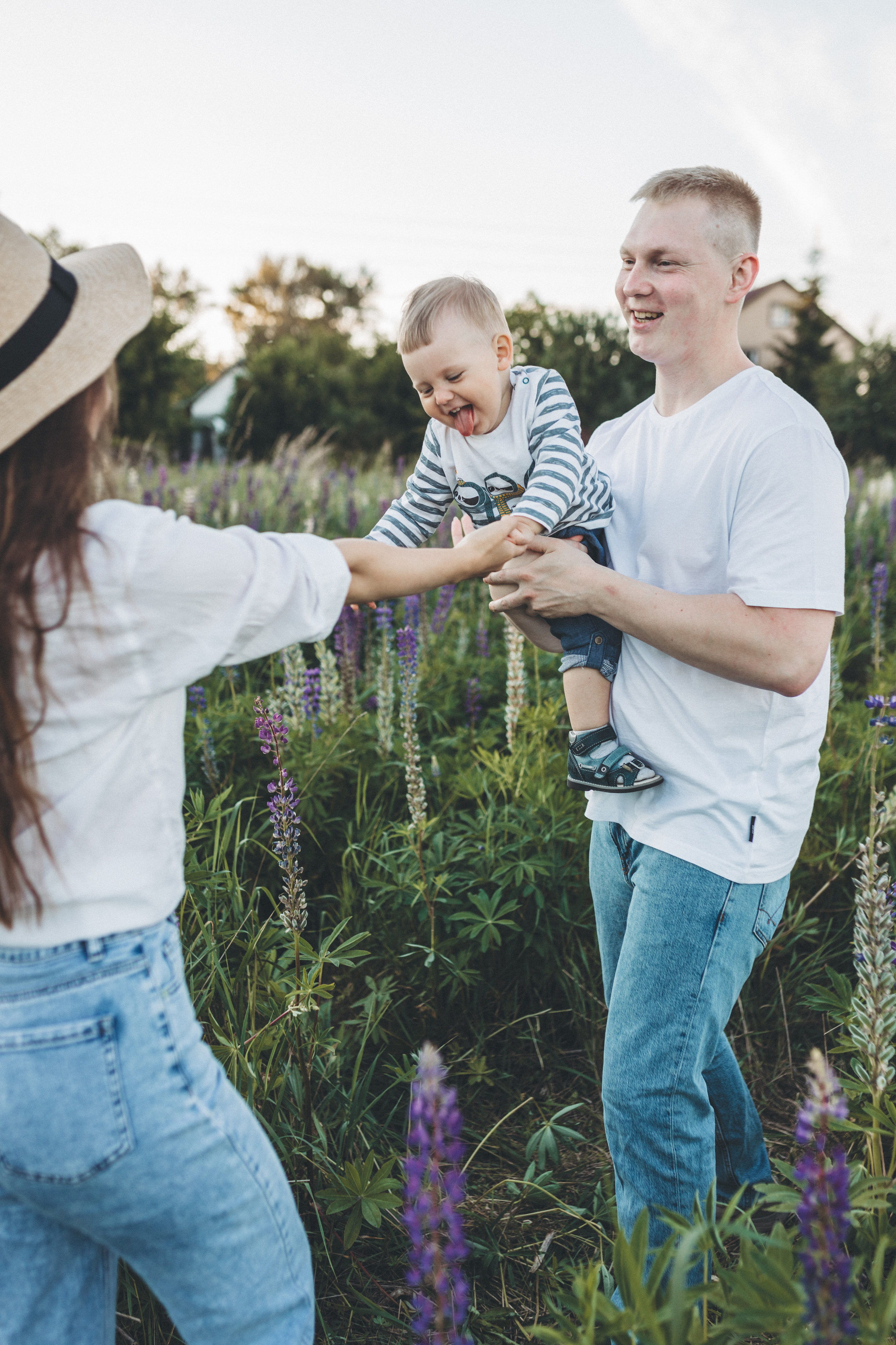 Прогулка по люпиновому полю с Лешей, Кристиной и Мишенькой. Мария Беседина. Фотография о любви