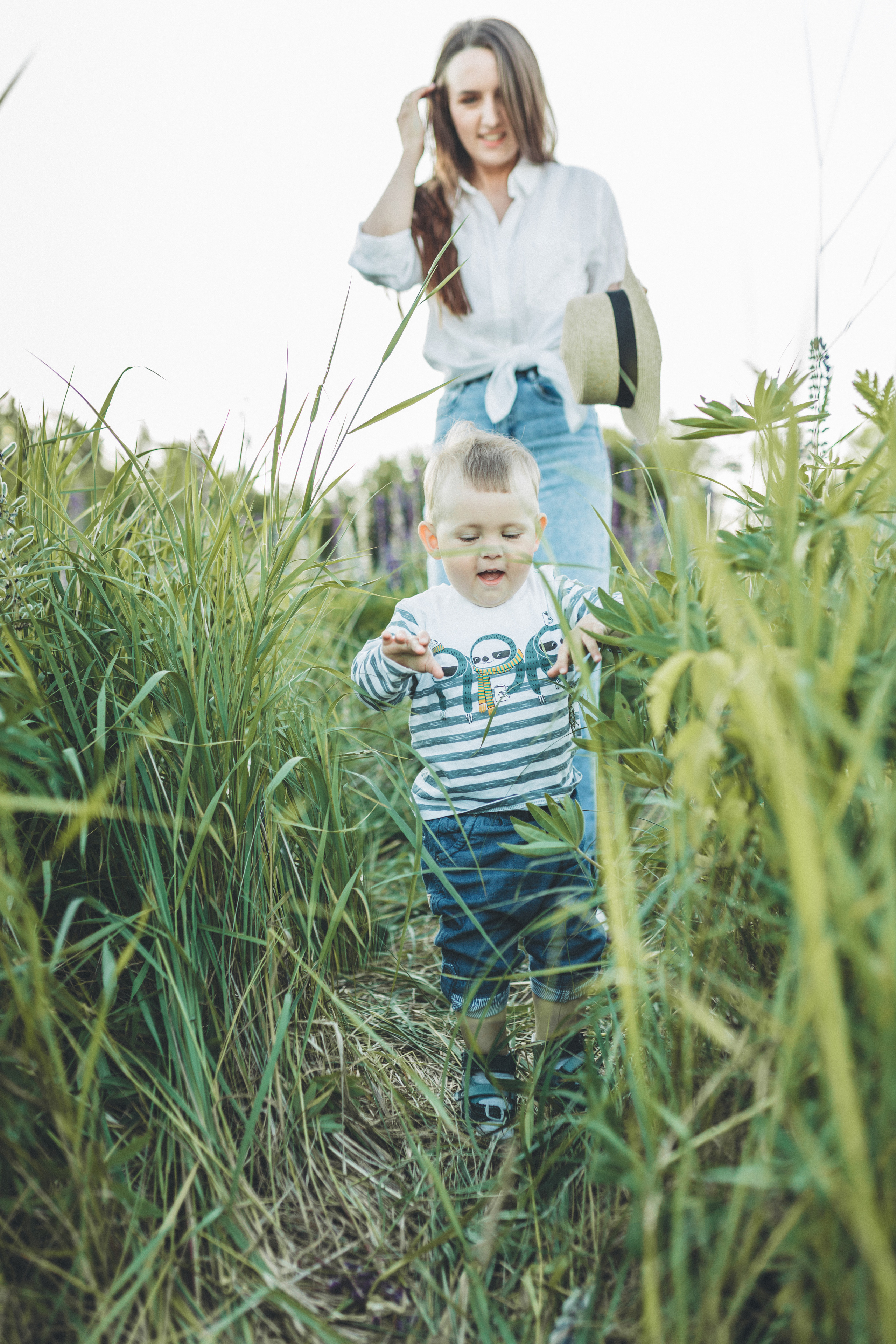 Прогулка по люпиновому полю с Лешей, Кристиной и Мишенькой. Мария Беседина. Фотография о любви