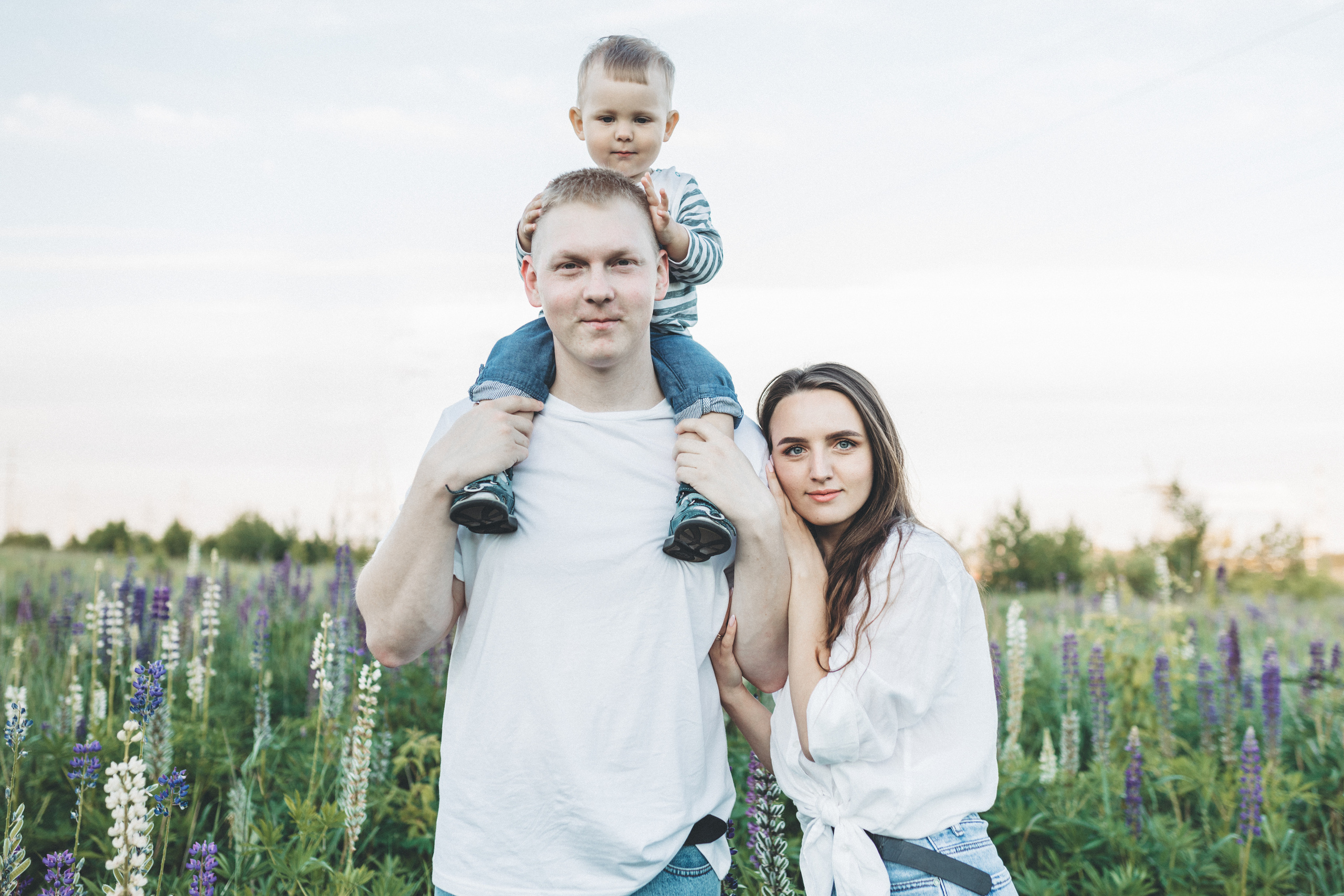 Прогулка по люпиновому полю с Лешей, Кристиной и Мишенькой. Мария Беседина. Фотография о любви