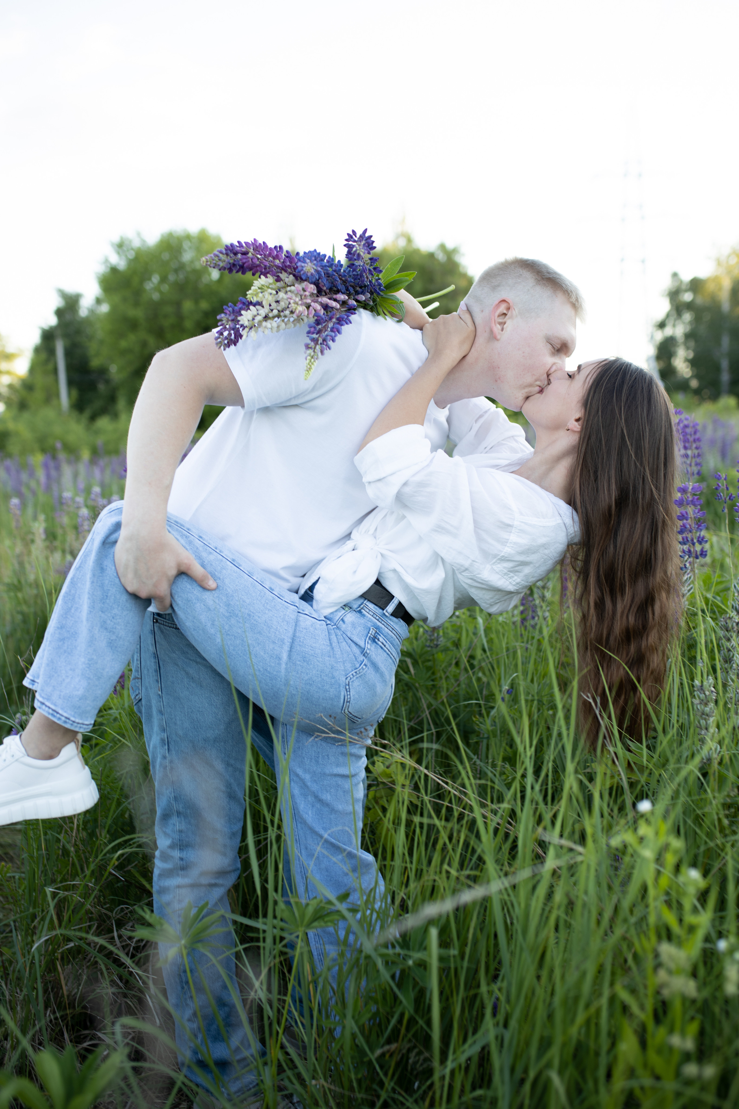 Прогулка по люпиновому полю с Лешей, Кристиной и Мишенькой. Мария Беседина. Фотография о любви