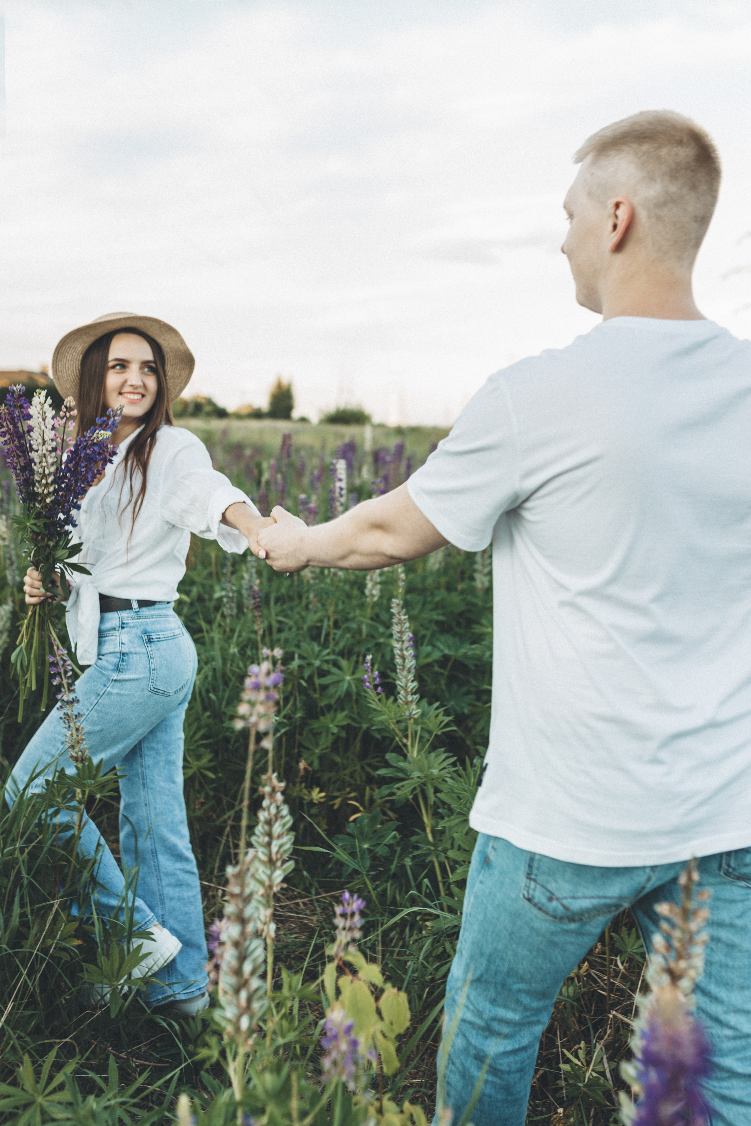 Прогулка по люпиновому полю с Лешей, Кристиной и Мишенькой. Мария Беседина. Фотография о любви