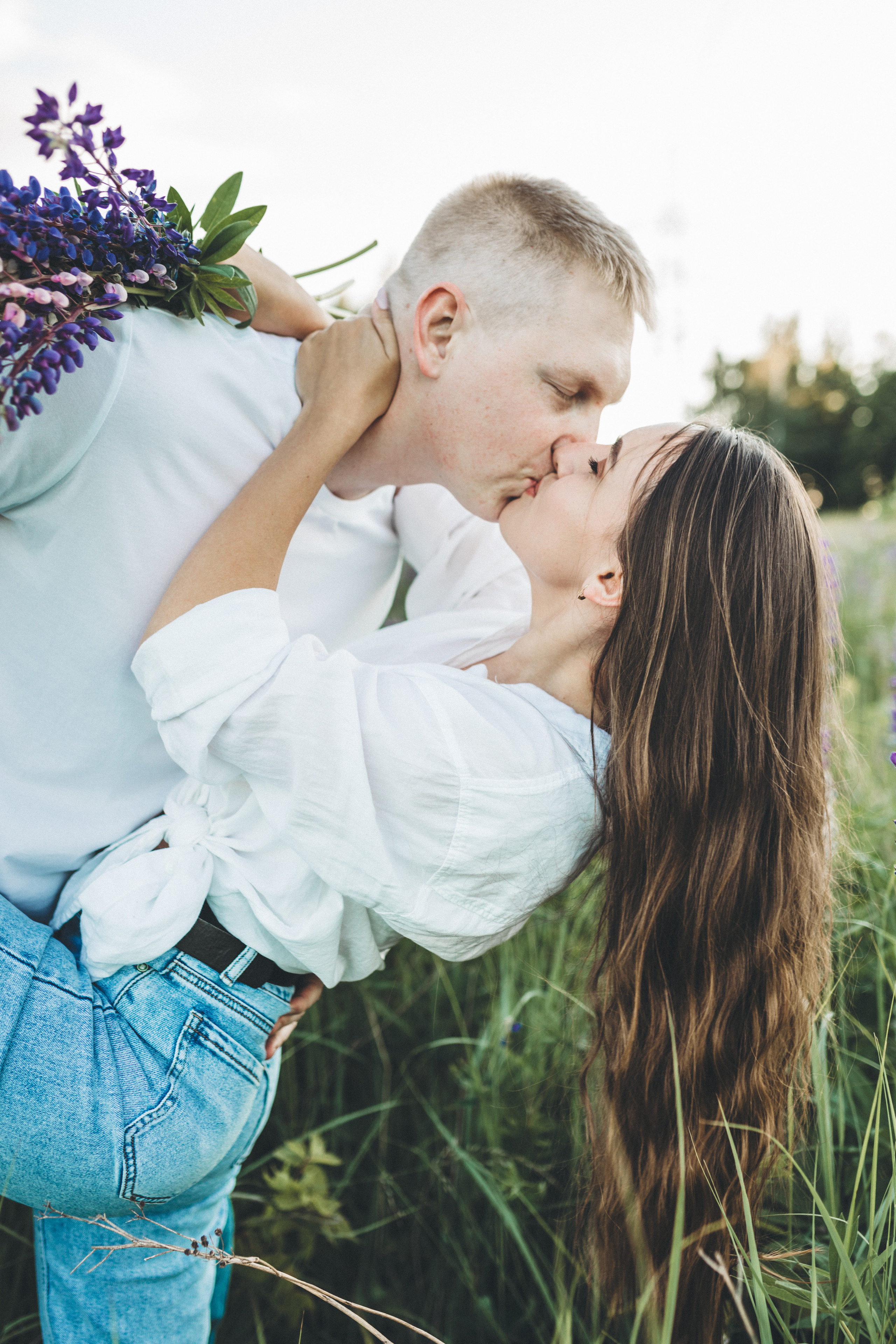Прогулка по люпиновому полю с Лешей, Кристиной и Мишенькой. Мария Беседина. Фотография о любви