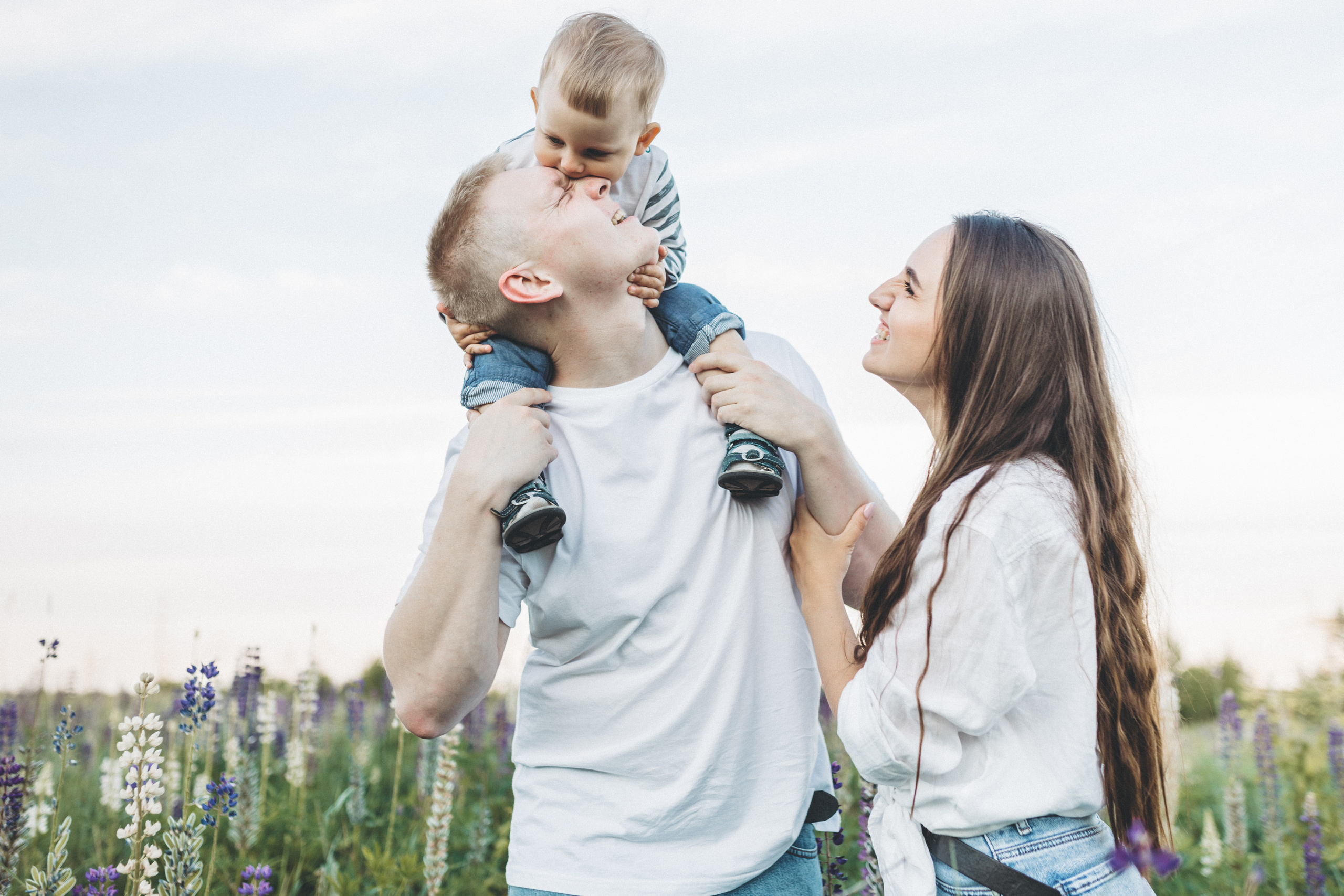 Прогулка по люпиновому полю с Лешей, Кристиной и Мишенькой. Мария Беседина. Фотография о любви