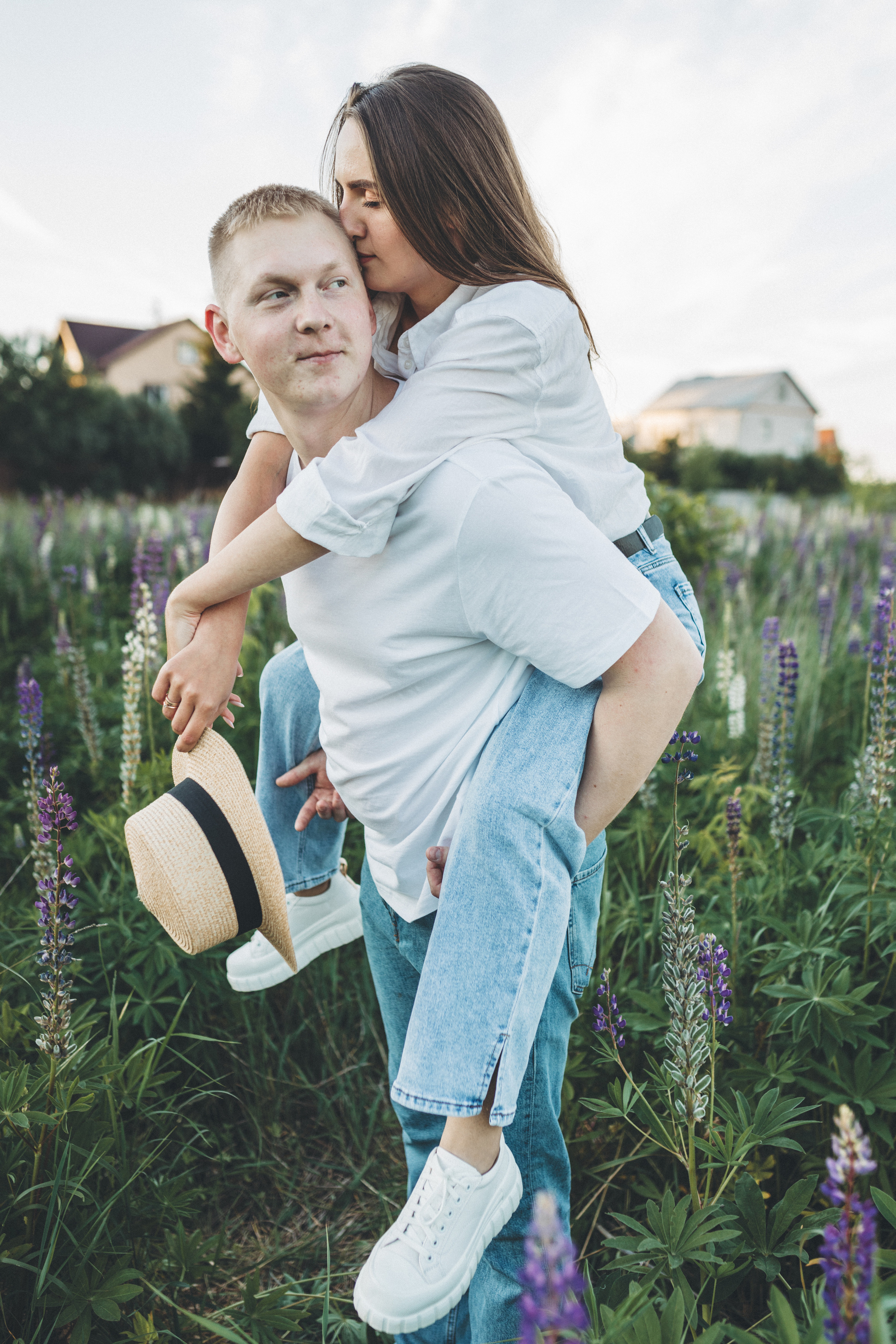 Прогулка по люпиновому полю с Лешей, Кристиной и Мишенькой. Мария Беседина. Фотография о любви
