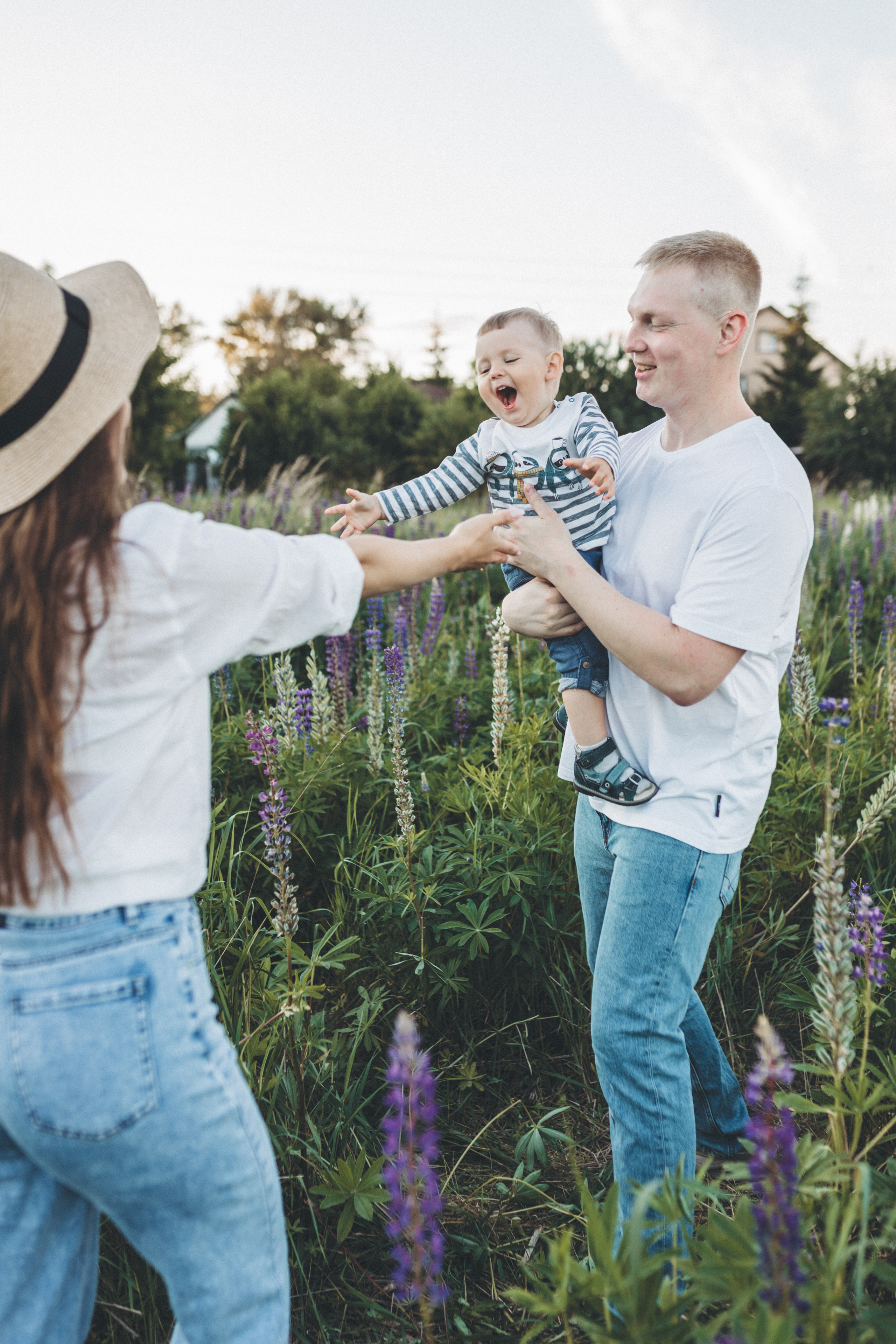 Прогулка по люпиновому полю с Лешей, Кристиной и Мишенькой. Мария Беседина. Фотография о любви