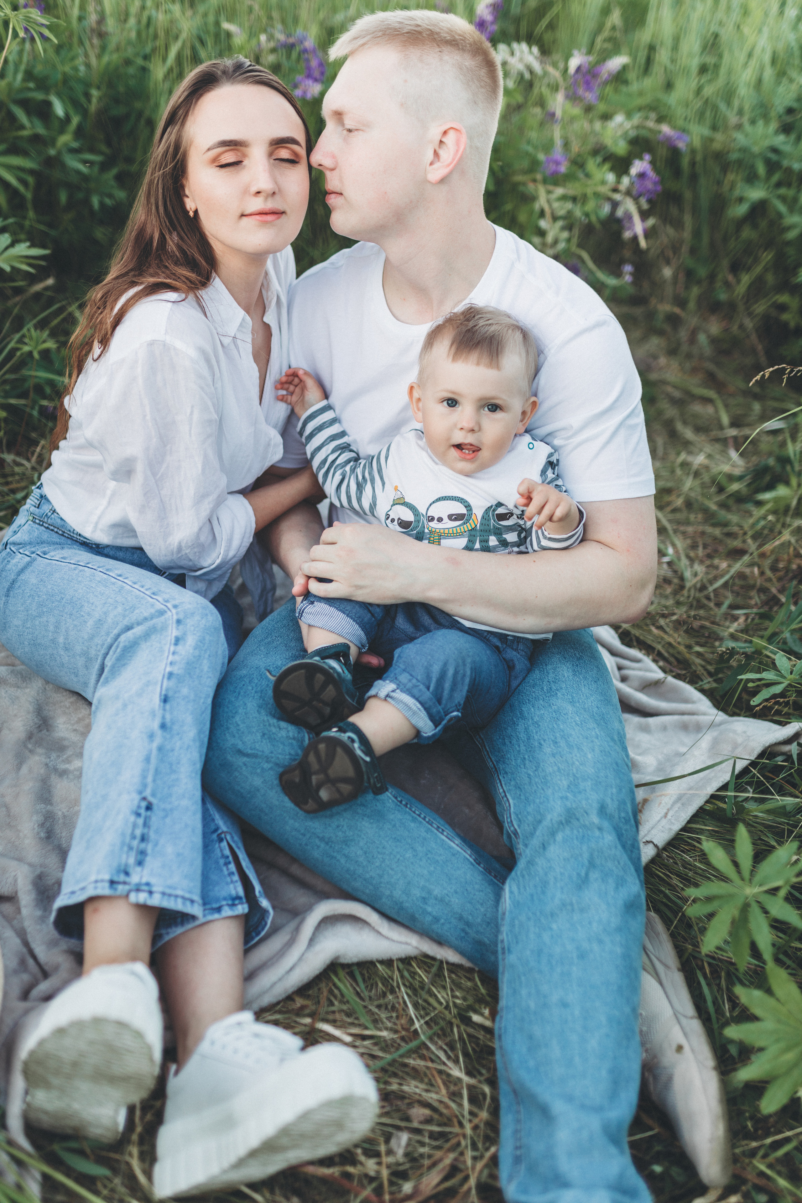 Прогулка по люпиновому полю с Лешей, Кристиной и Мишенькой. Мария Беседина. Фотография о любви