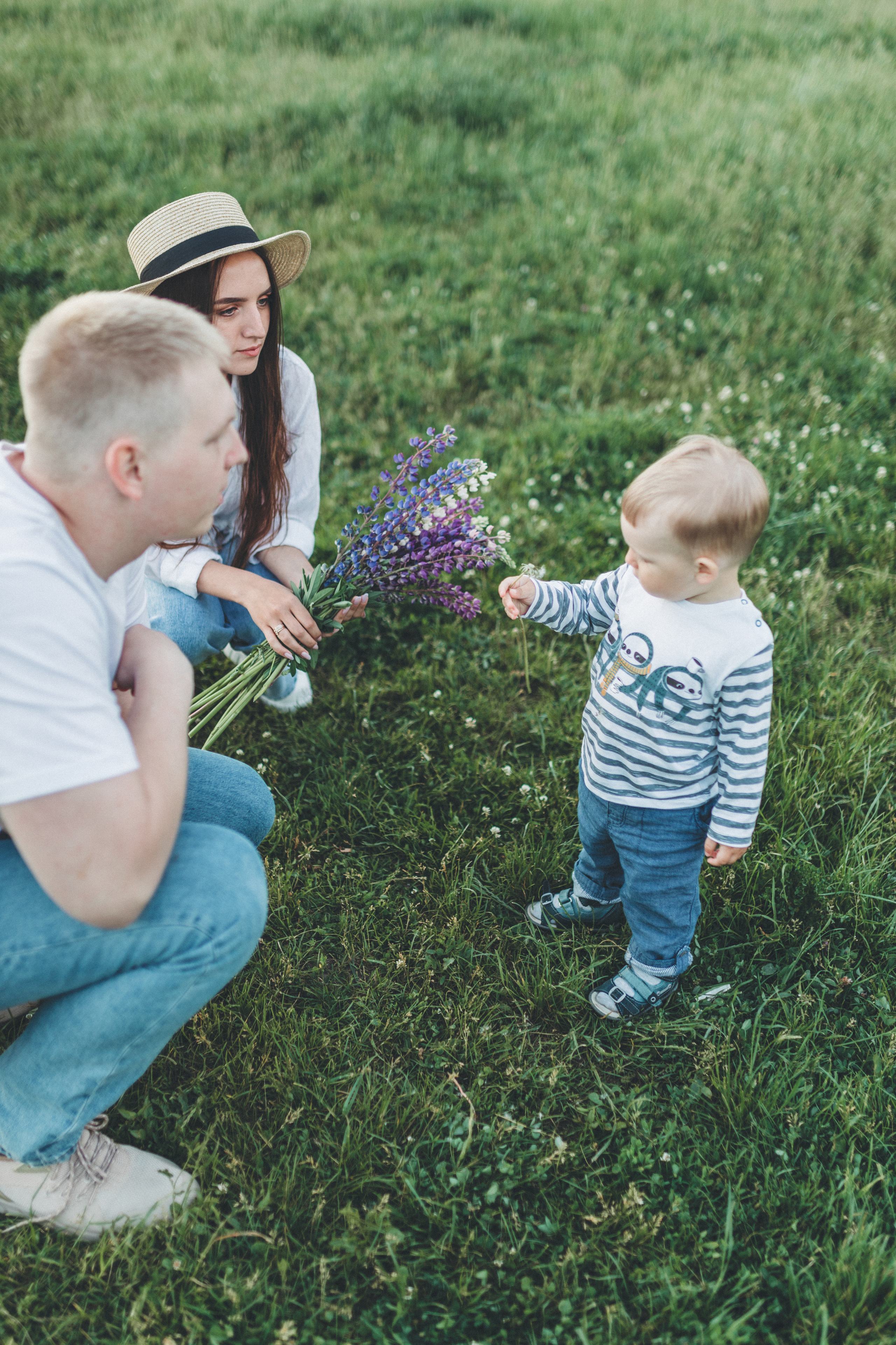 Прогулка по люпиновому полю с Лешей, Кристиной и Мишенькой. Мария Беседина. Фотография о любви
