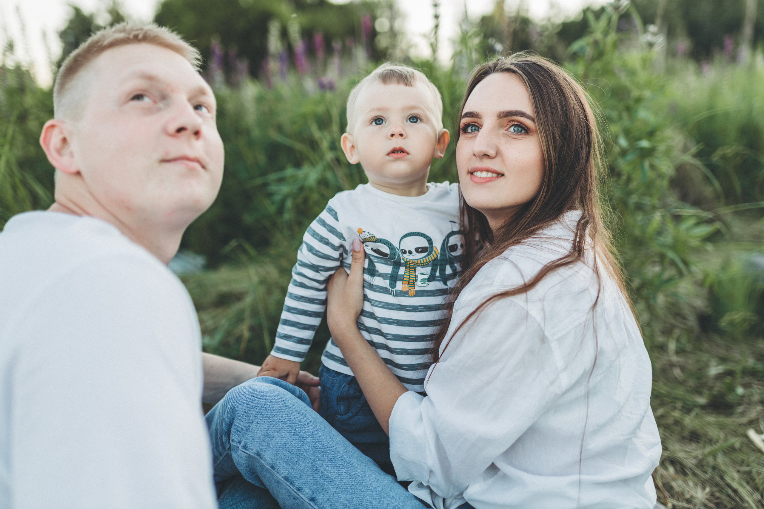 Прогулка по люпиновому полю с Лешей, Кристиной и Мишенькой. Мария Беседина. Фотография о любви
