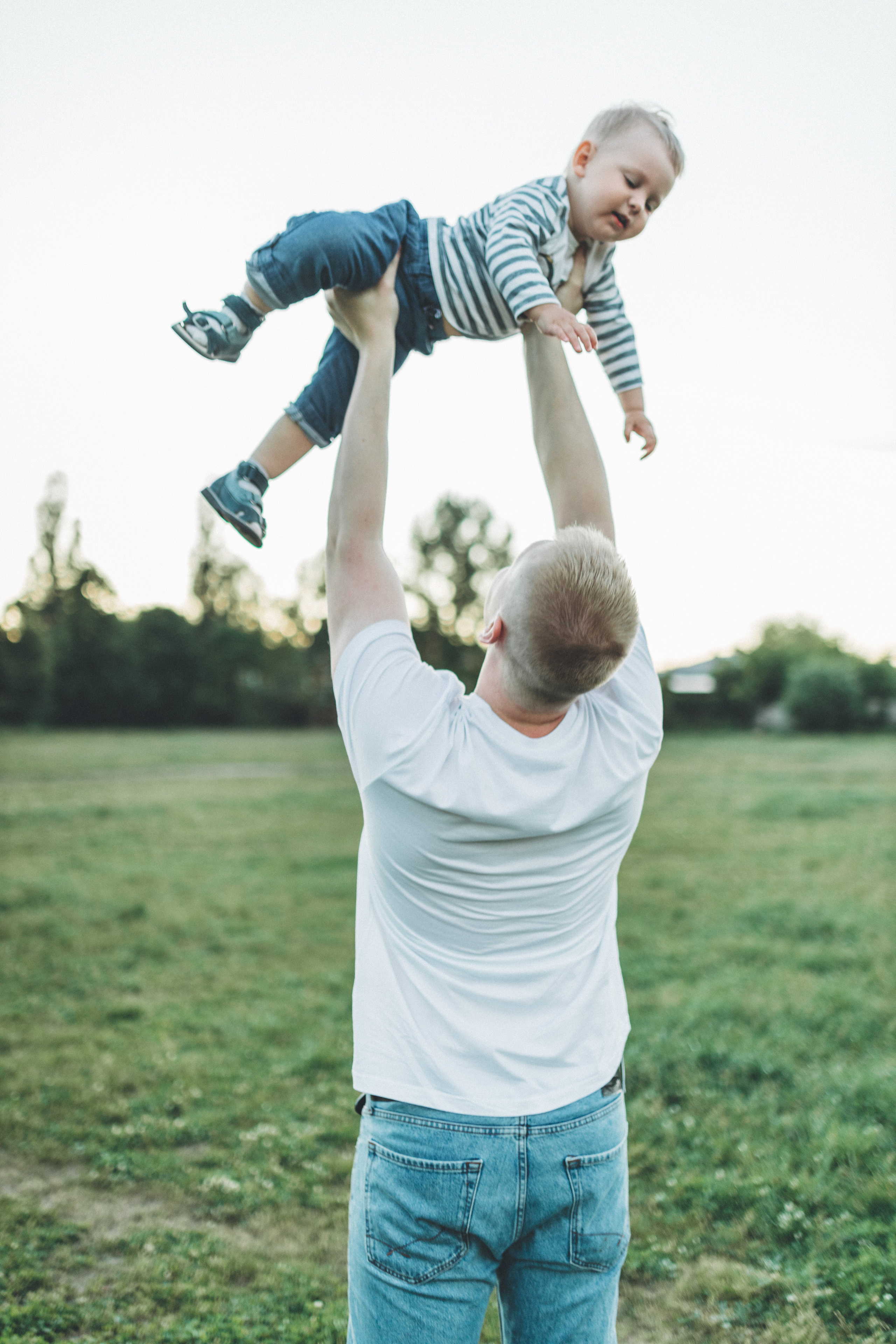Прогулка по люпиновому полю с Лешей, Кристиной и Мишенькой. Мария Беседина. Фотография о любви
