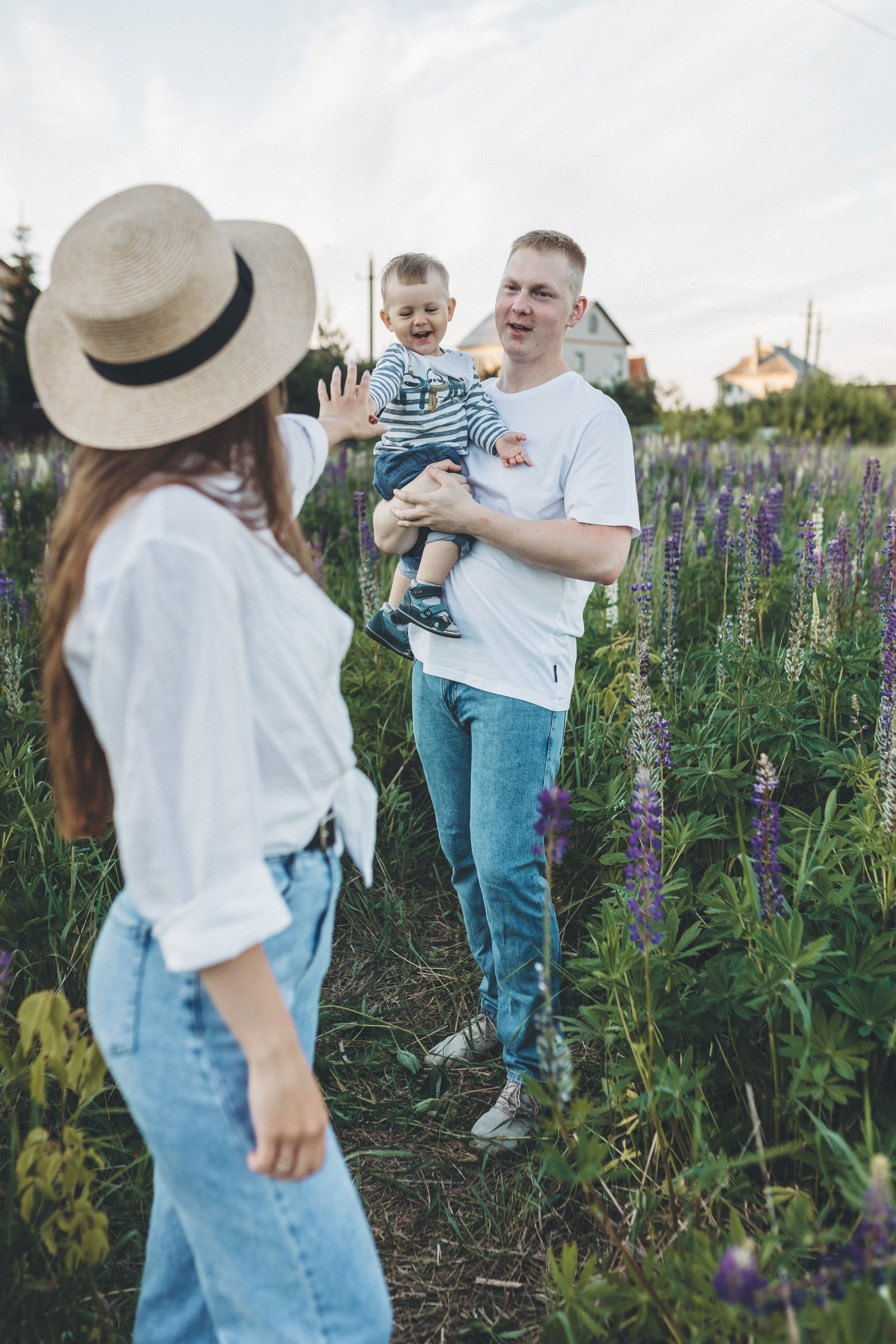 Прогулка по люпиновому полю с Лешей, Кристиной и Мишенькой. Мария Беседина. Фотография о любви