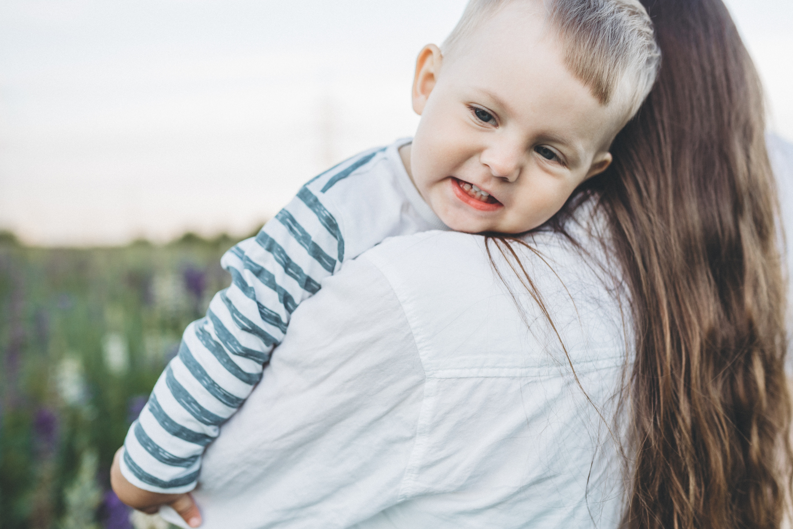 Прогулка по люпиновому полю с Лешей, Кристиной и Мишенькой. Мария Беседина. Фотография о любви
