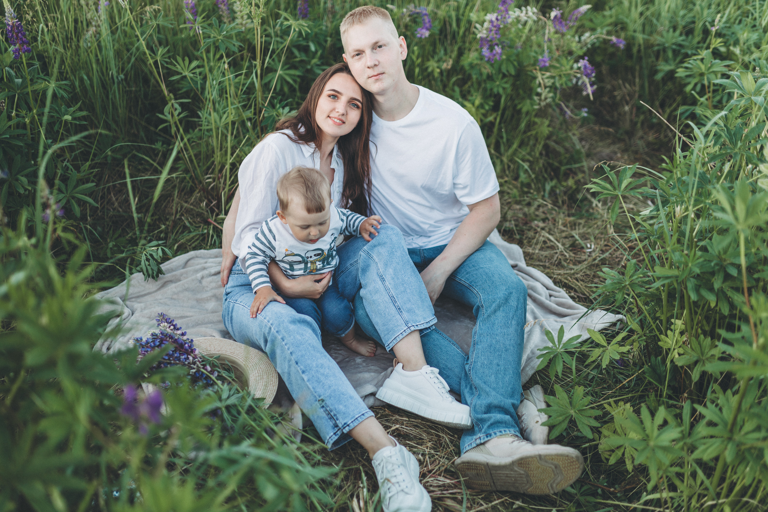 Прогулка по люпиновому полю с Лешей, Кристиной и Мишенькой. Мария Беседина. Фотография о любви