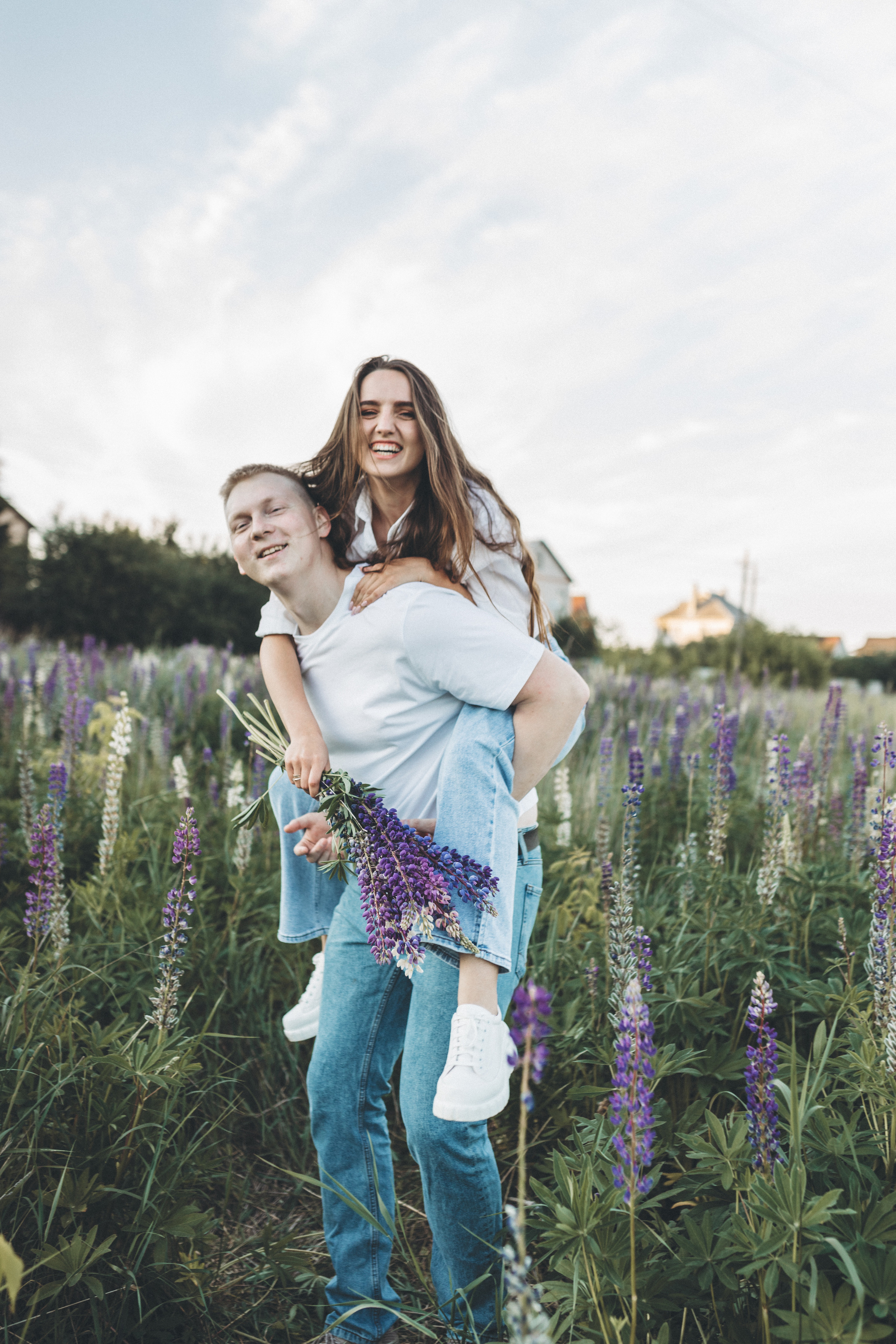 Прогулка по люпиновому полю с Лешей, Кристиной и Мишенькой. Мария Беседина. Фотография о любви