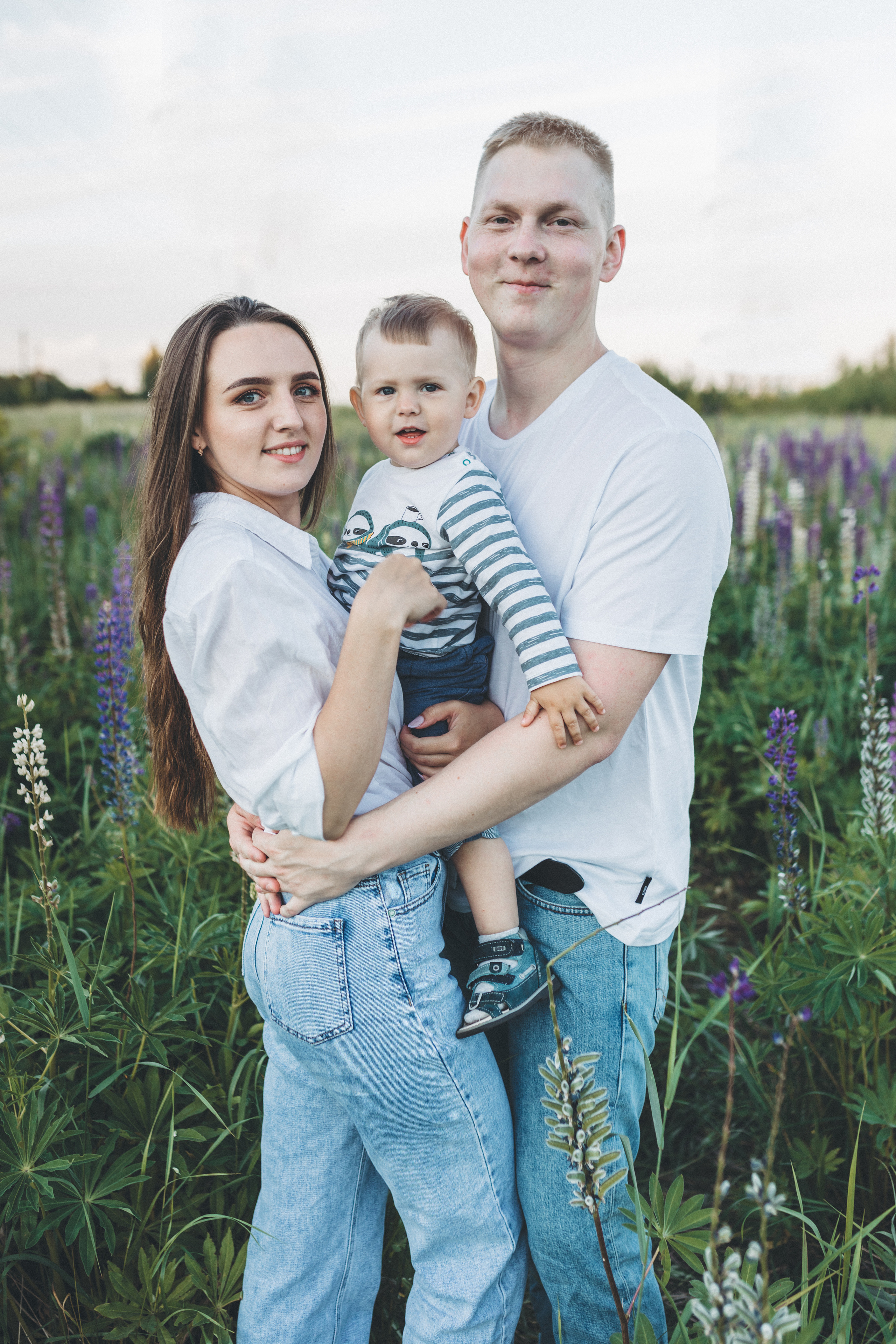 Прогулка по люпиновому полю с Лешей, Кристиной и Мишенькой. Мария Беседина. Фотография о любви