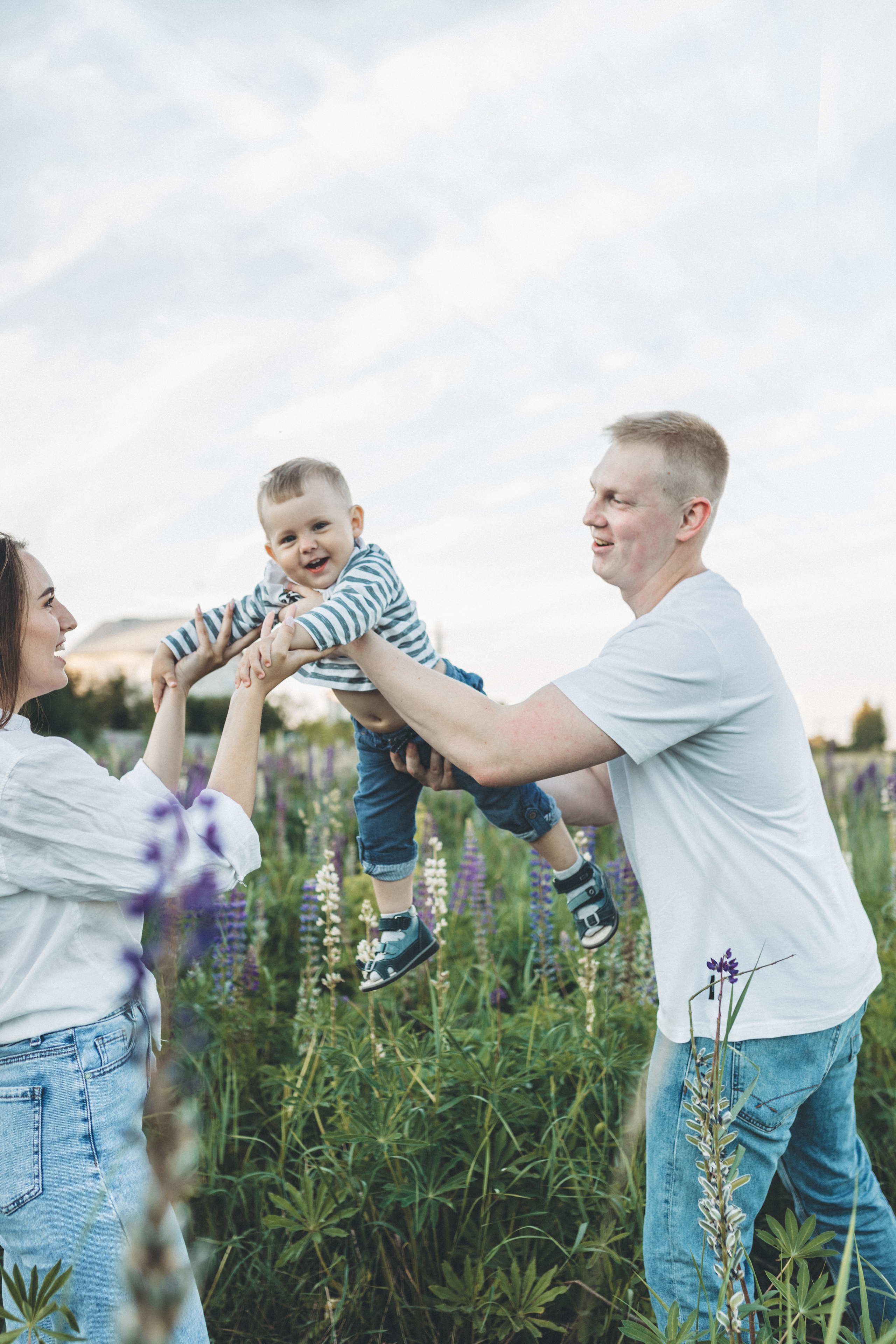 Прогулка по люпиновому полю с Лешей, Кристиной и Мишенькой. Мария Беседина. Фотография о любви
