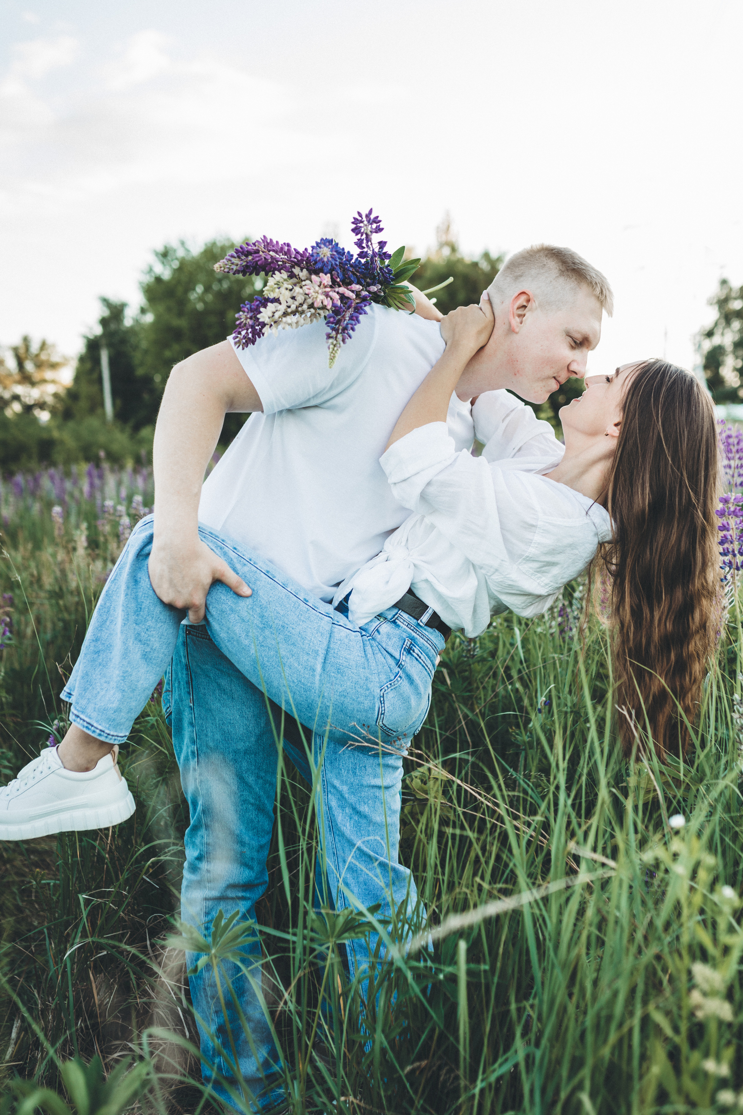 Прогулка по люпиновому полю с Лешей, Кристиной и Мишенькой. Мария Беседина. Фотография о любви