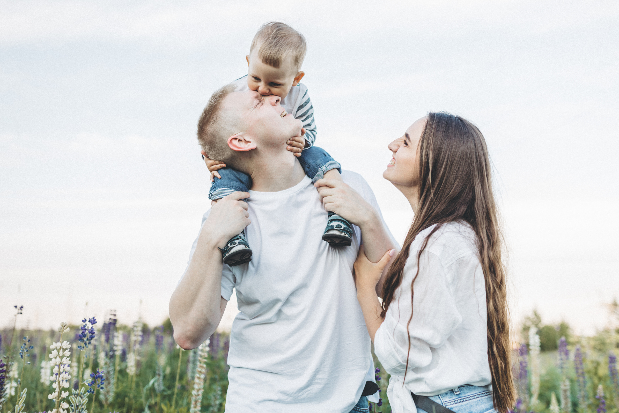 Прогулка по люпиновому полю с Лешей, Кристиной и Мишенькой. Мария Беседина. Фотография о любви