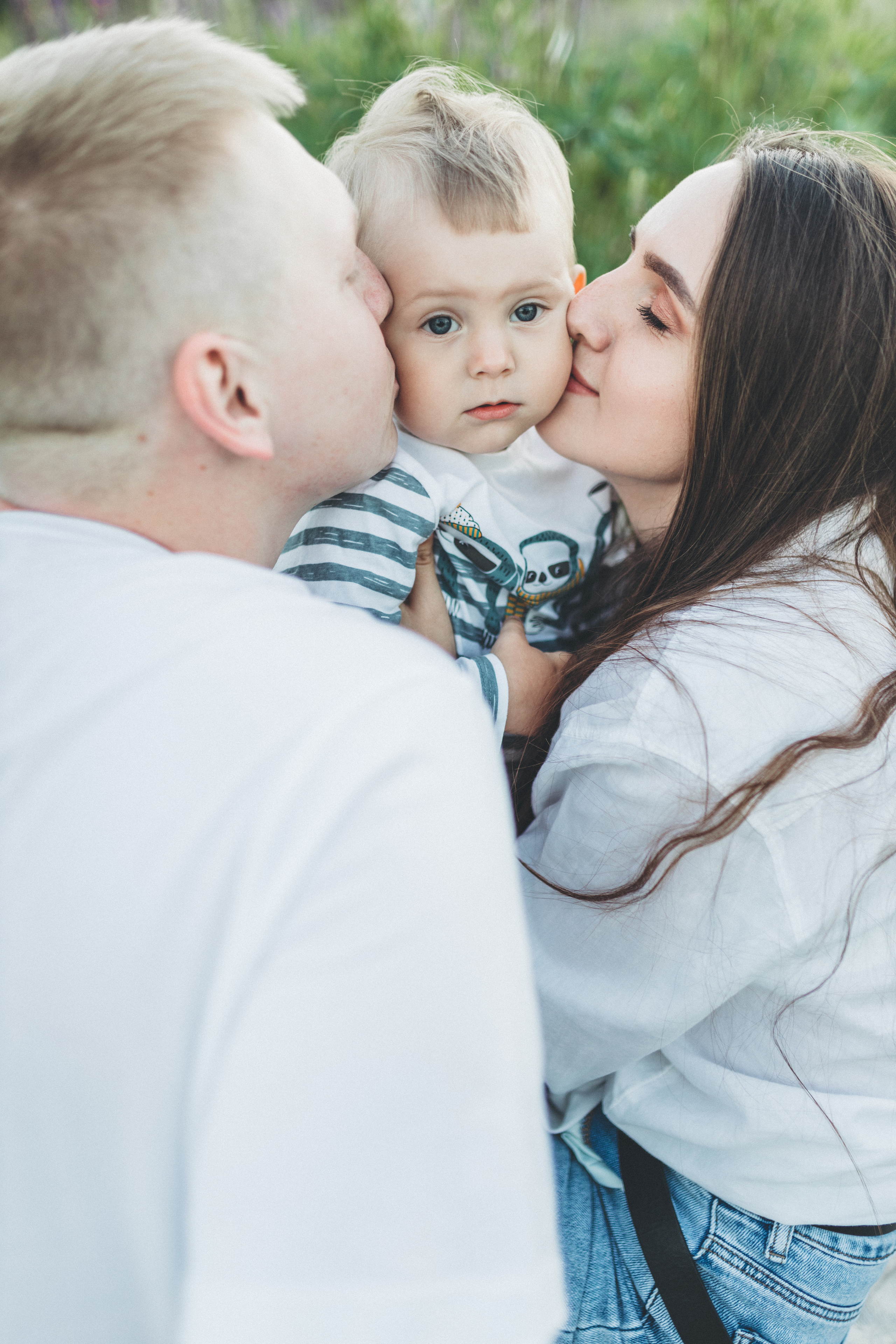 Прогулка по люпиновому полю с Лешей, Кристиной и Мишенькой. Мария Беседина. Фотография о любви